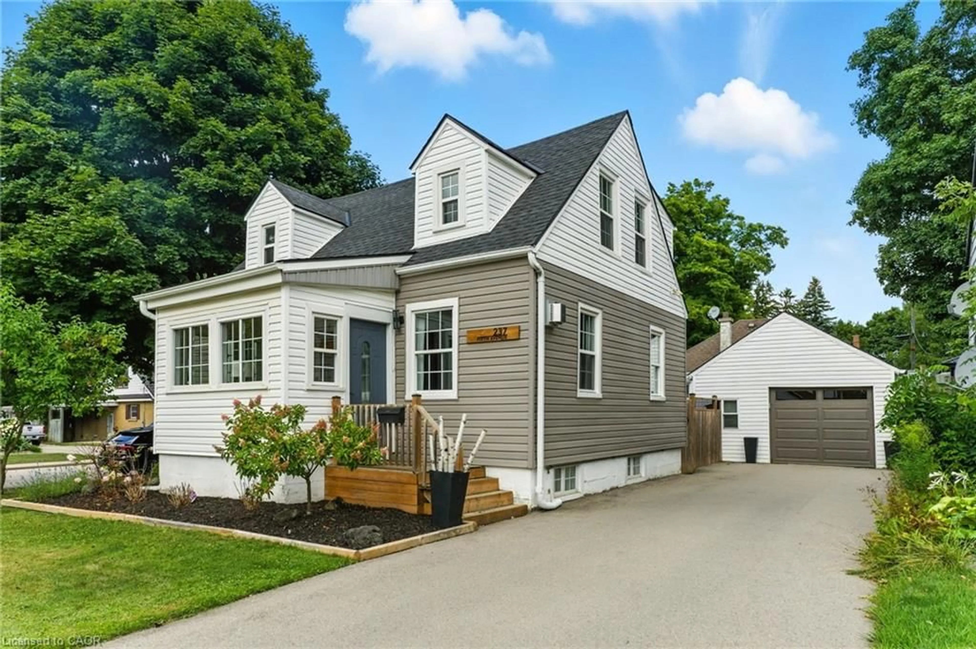 Home with vinyl exterior material, street for 237 Fifth Ave, Woodstock Ontario N4S 2G3