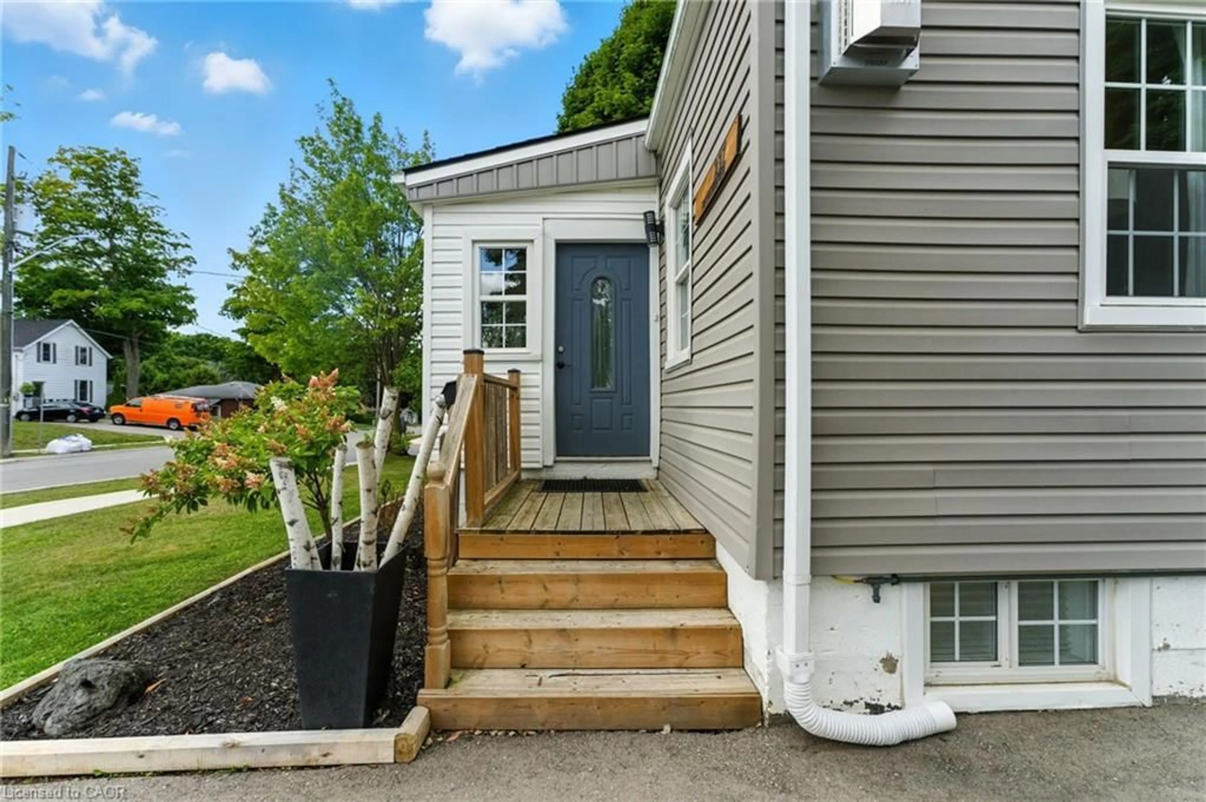 Home with vinyl exterior material, street for 237 Fifth Ave, Woodstock Ontario N4S 2G3