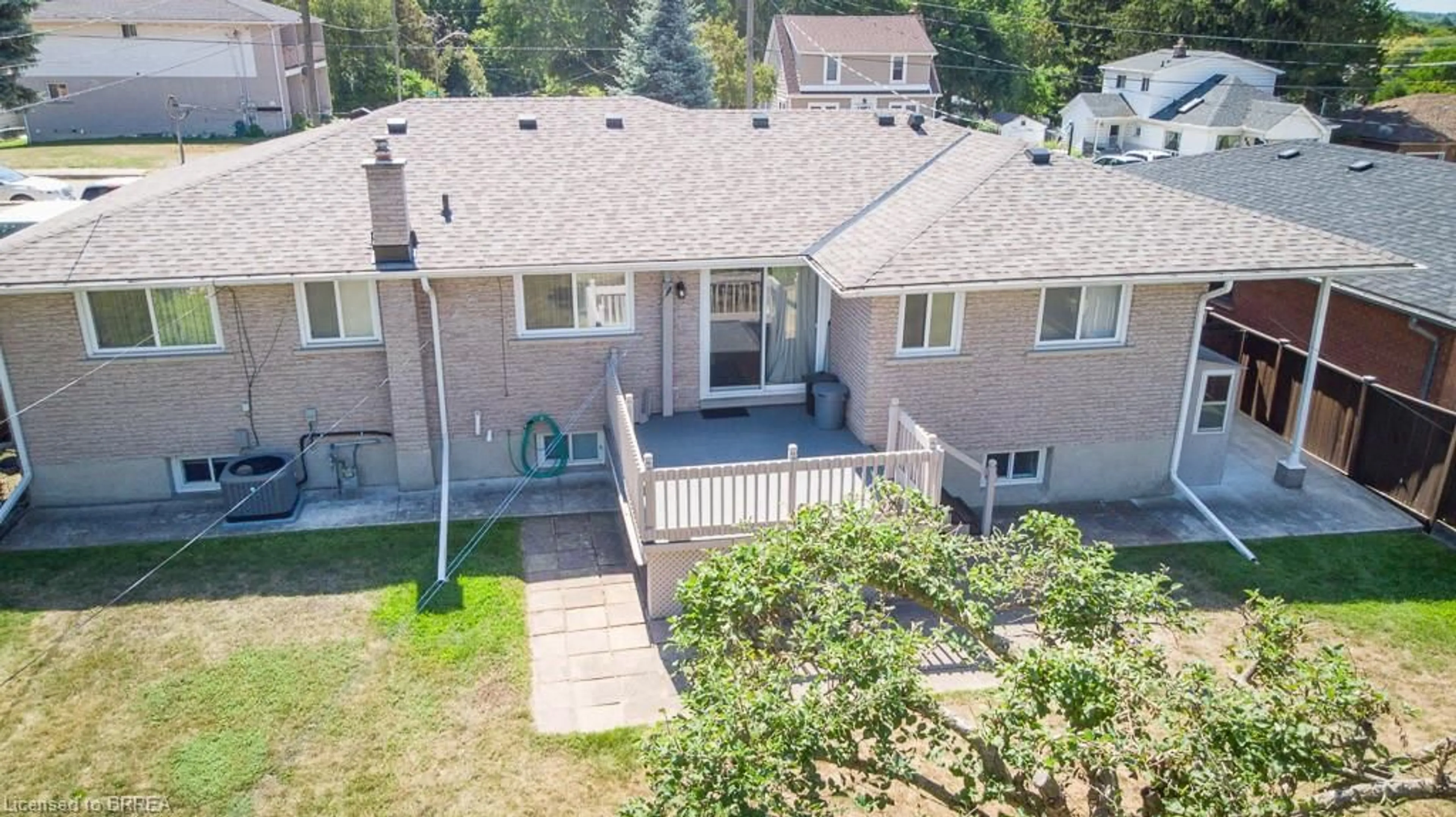 A pic from outside/outdoor area/front of a property/back of a property/a pic from drone, unknown for 406 Nelson St, Brantford Ontario N3S 4E8