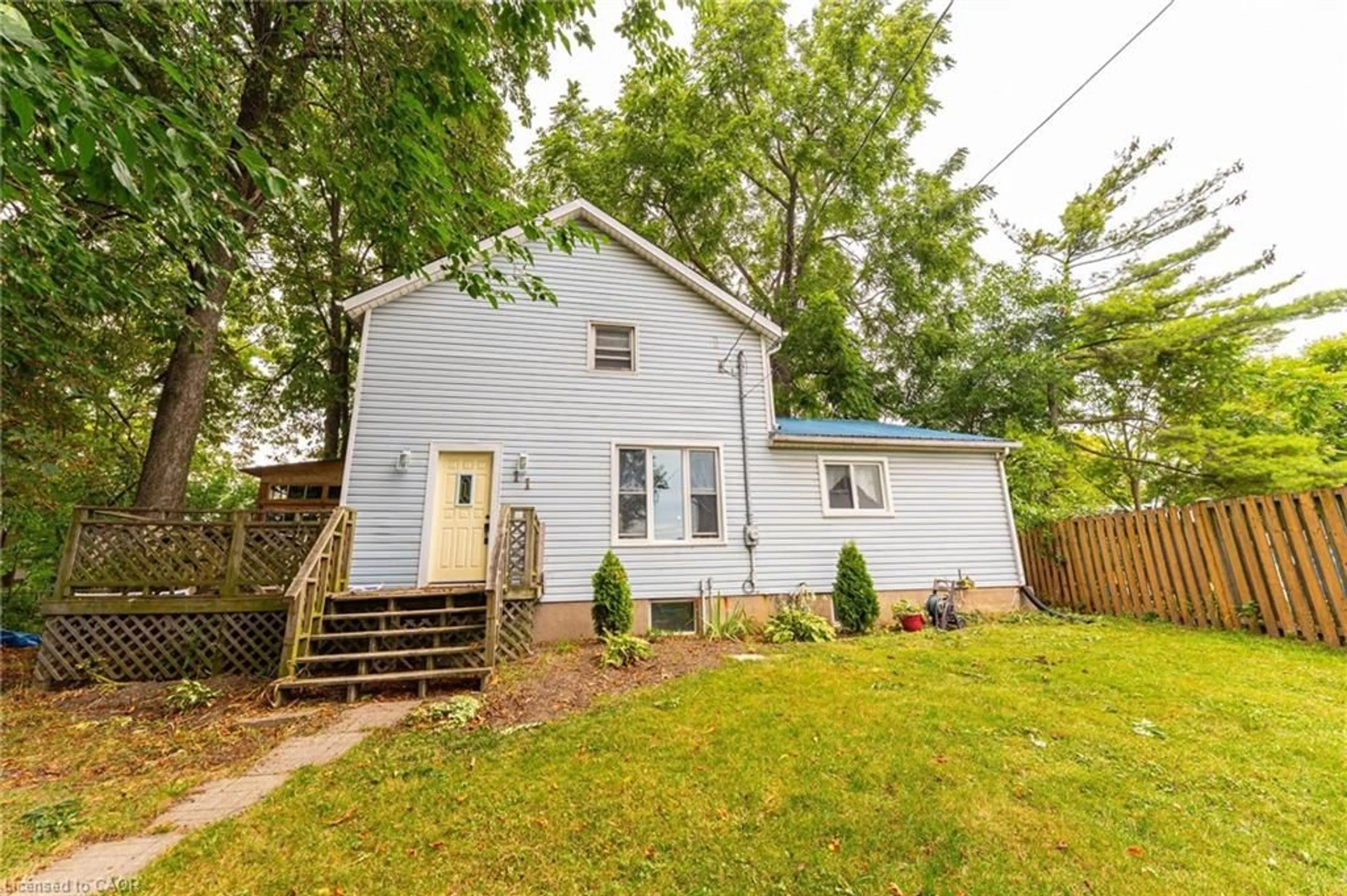 Home with vinyl exterior material, street for 11 Elmwood Ave, St. Catharines Ontario L2R 2T5