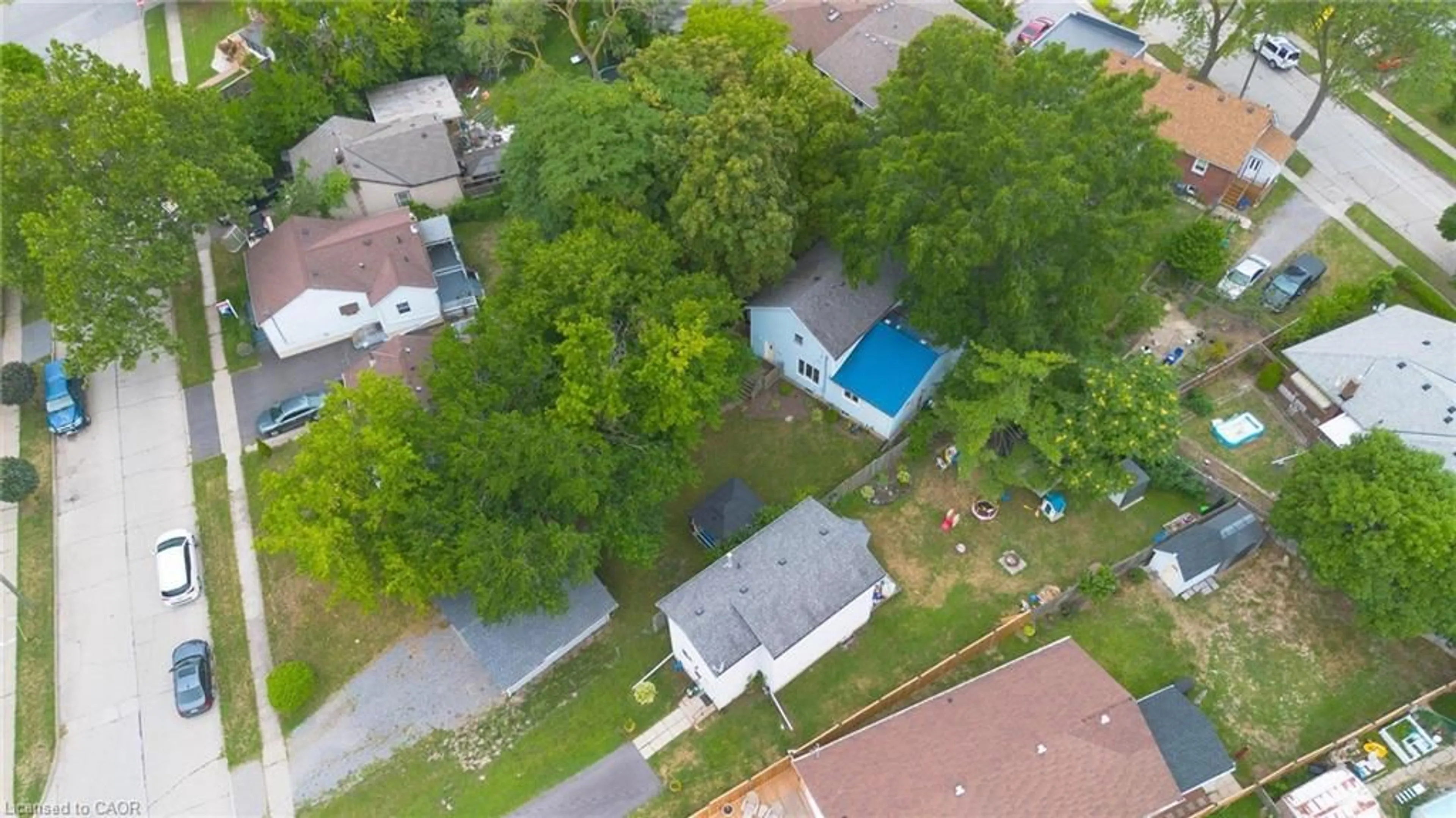 A pic from outside/outdoor area/front of a property/back of a property/a pic from drone, street for 11 Elmwood Ave, St. Catharines Ontario L2R 2T5