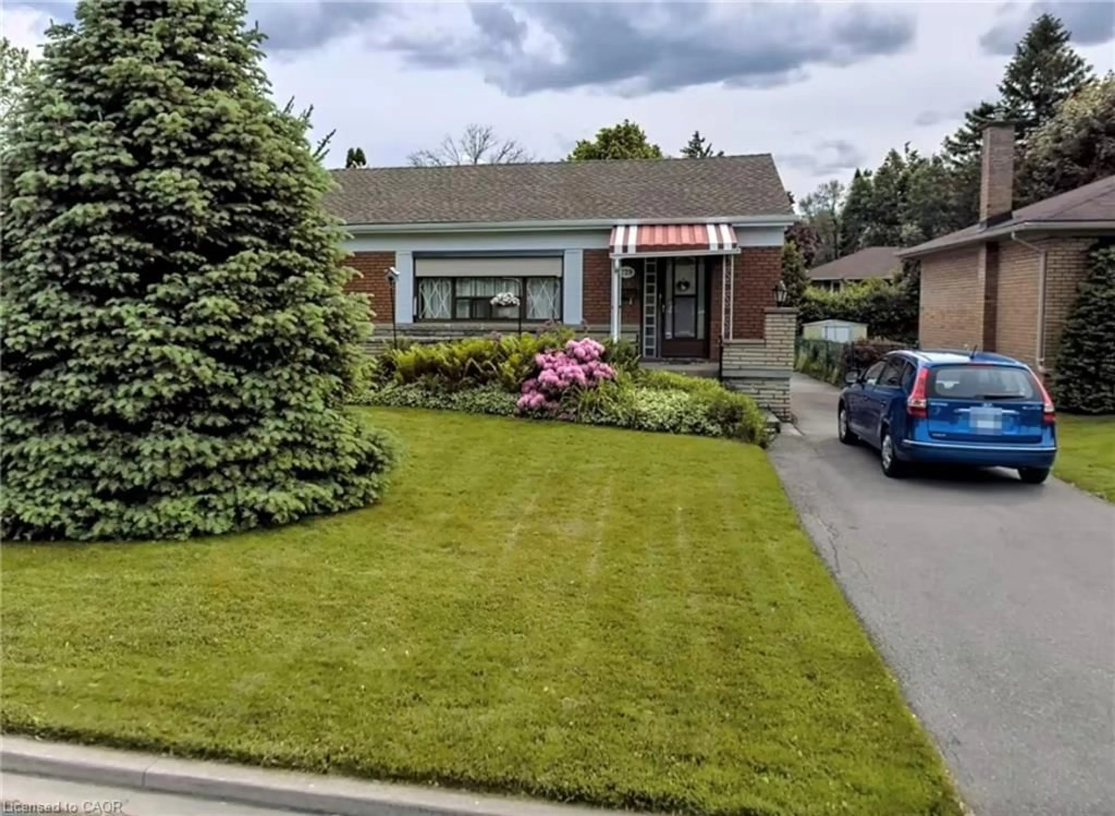 A pic from outside/outdoor area/front of a property/back of a property/a pic from drone, street for 728 Ashley Ave, Burlington Ontario L7R 2Z3