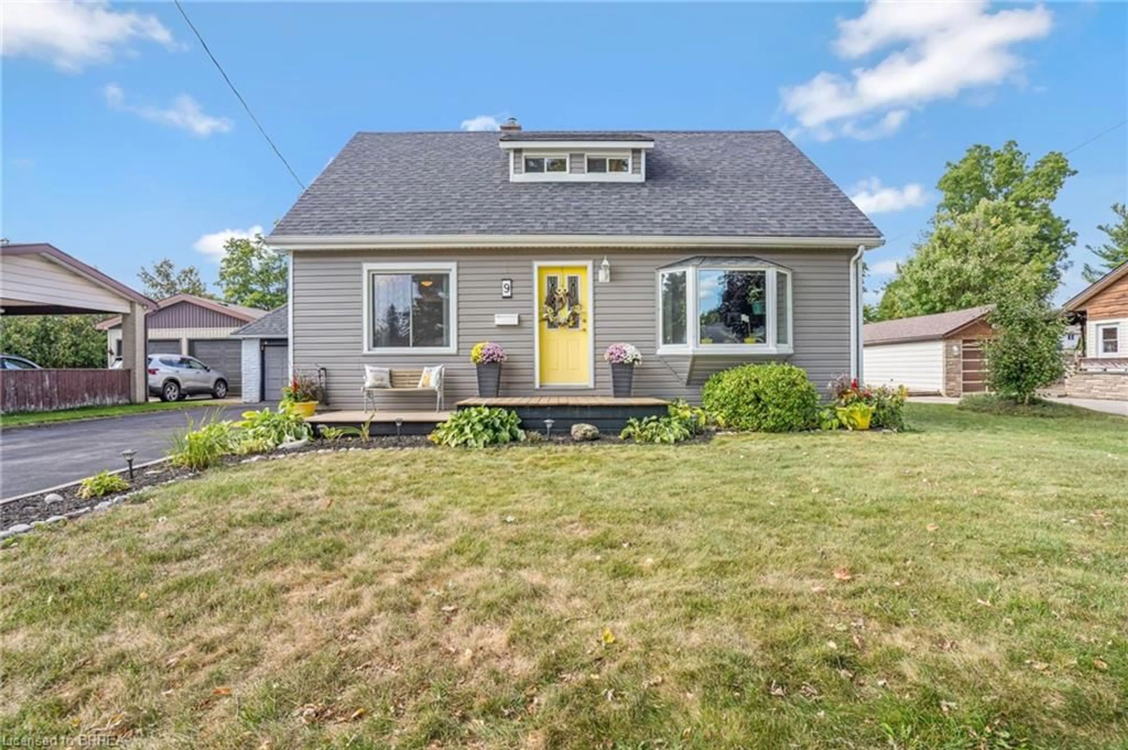 Home with vinyl exterior material, street for 9 Evelyn St, Brantford Ontario N3R 3G8