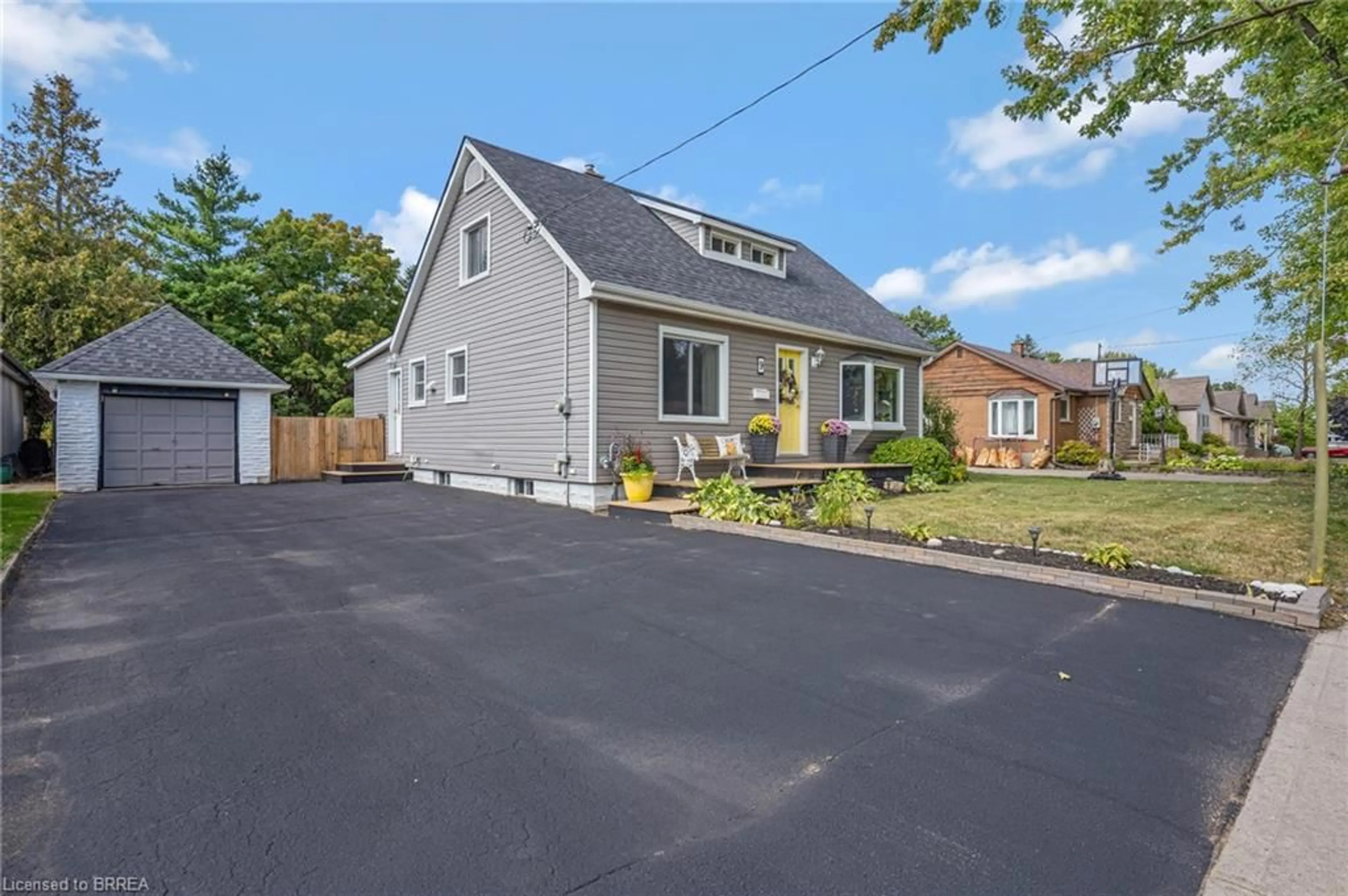 A pic from outside/outdoor area/front of a property/back of a property/a pic from drone, street for 9 Evelyn St, Brantford Ontario N3R 3G8
