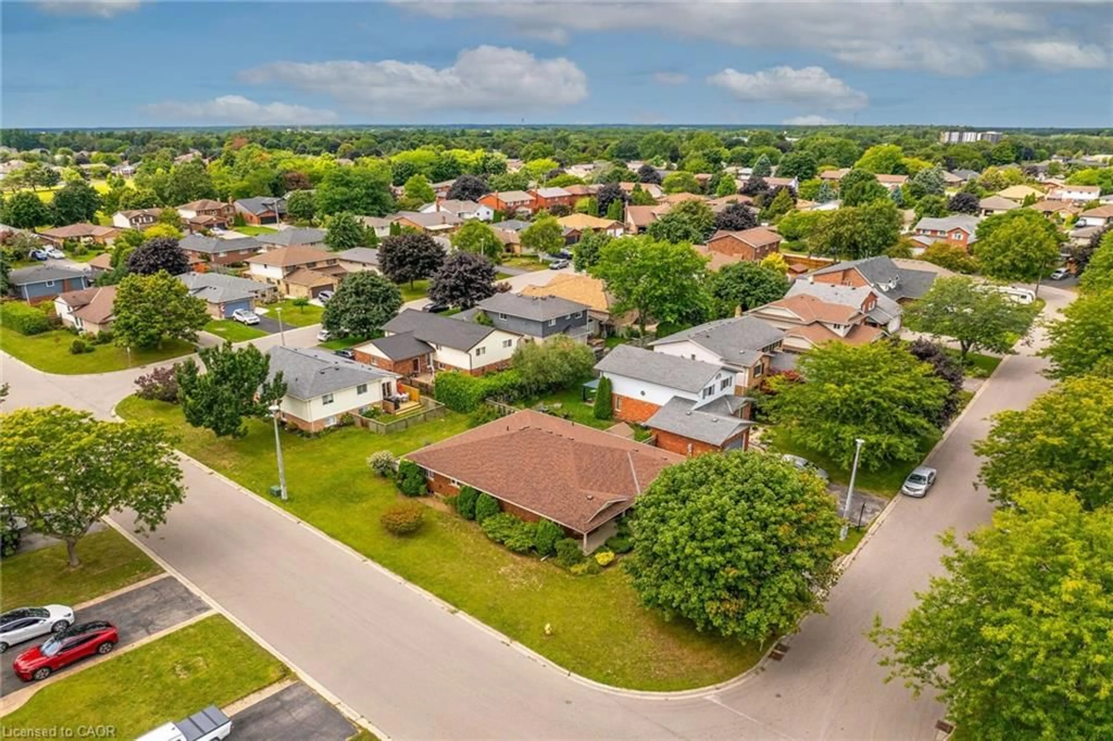 A pic from outside/outdoor area/front of a property/back of a property/a pic from drone, street for 47 Falls Cres, Simcoe Ontario N3Y 5K4