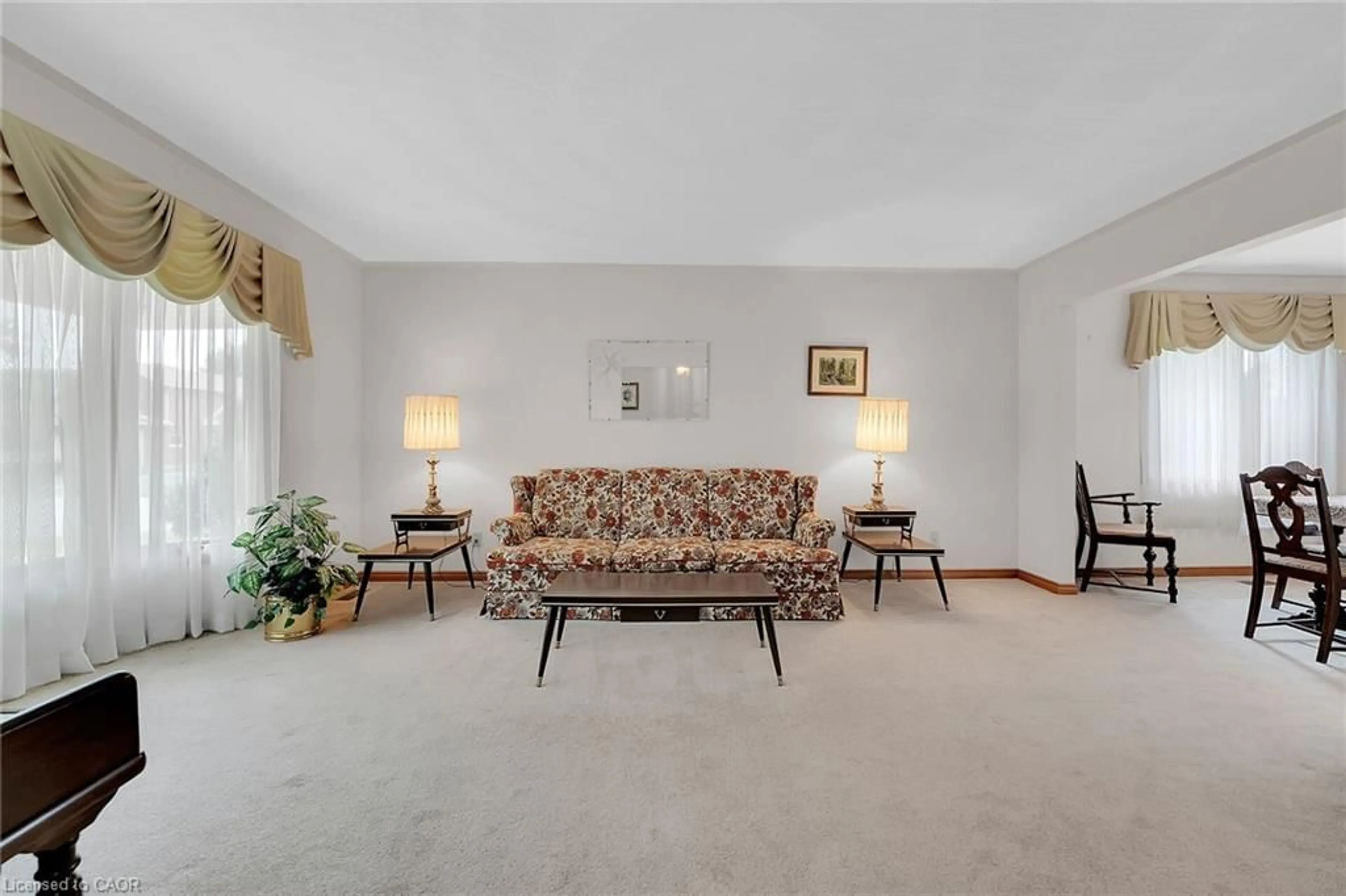 Living room with furniture, carpet floor for 47 Falls Cres, Simcoe Ontario N3Y 5K4