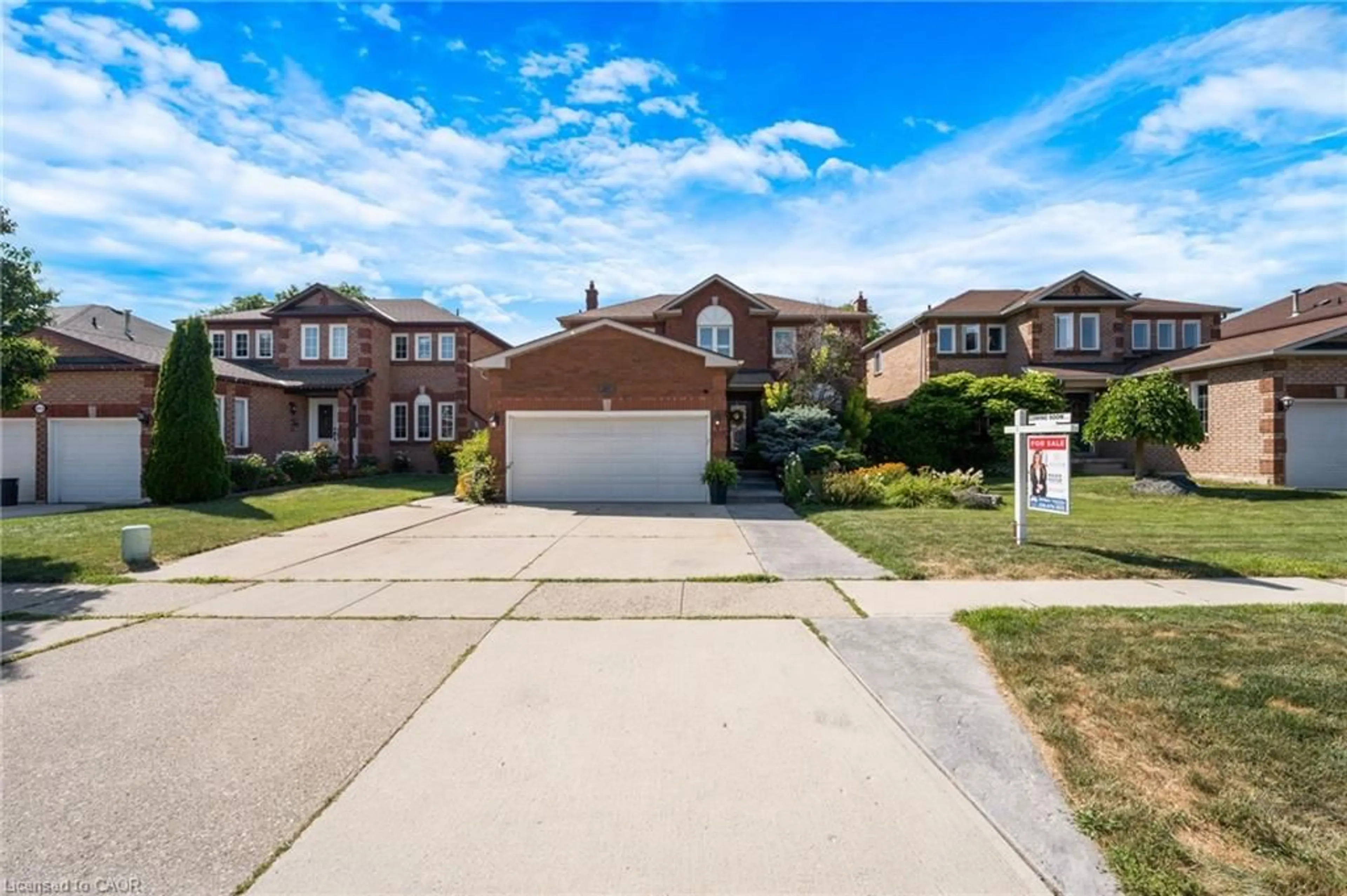 A pic from outside/outdoor area/front of a property/back of a property/a pic from drone, street for 477 Burnett Ave, Cambridge Ontario N1T 1L6