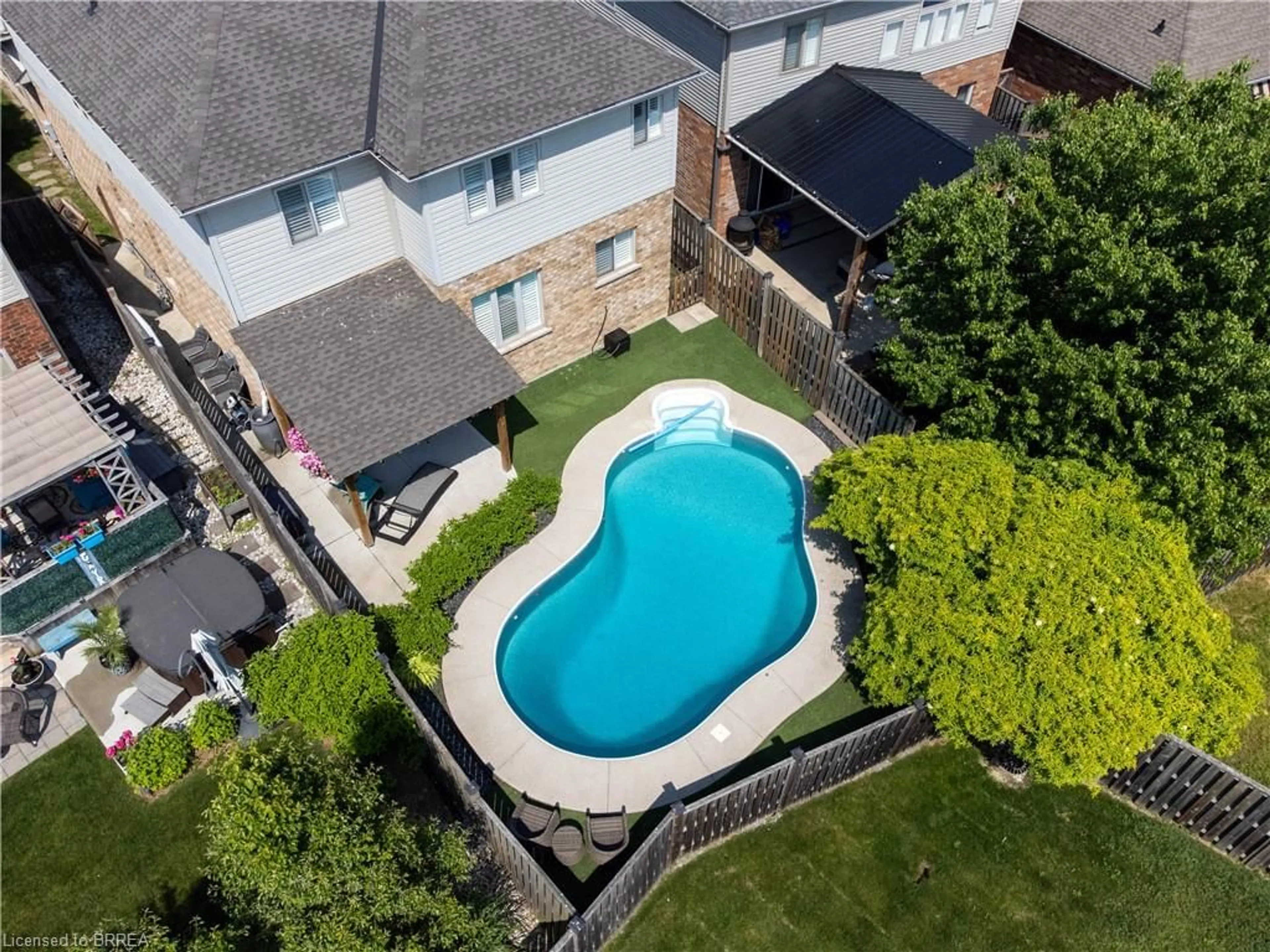 A pic from outside/outdoor area/front of a property/back of a property/a pic from drone, street for 81 Windwood Dr, Binbrook Ontario L0R 1C0