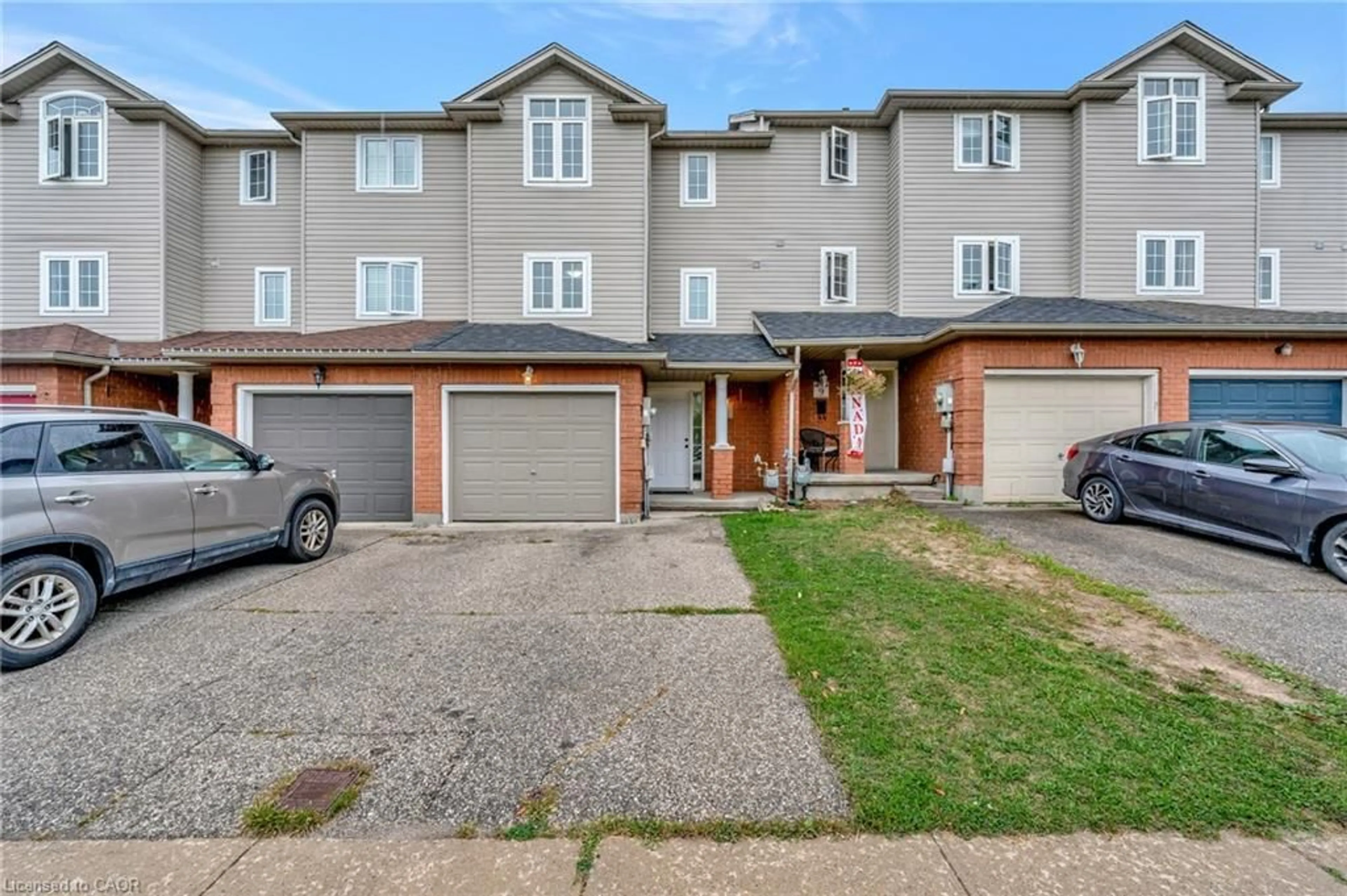 A pic from outside/outdoor area/front of a property/back of a property/a pic from drone, street for 7 Ferncliffe St, Cambridge Ontario N1T 2C8