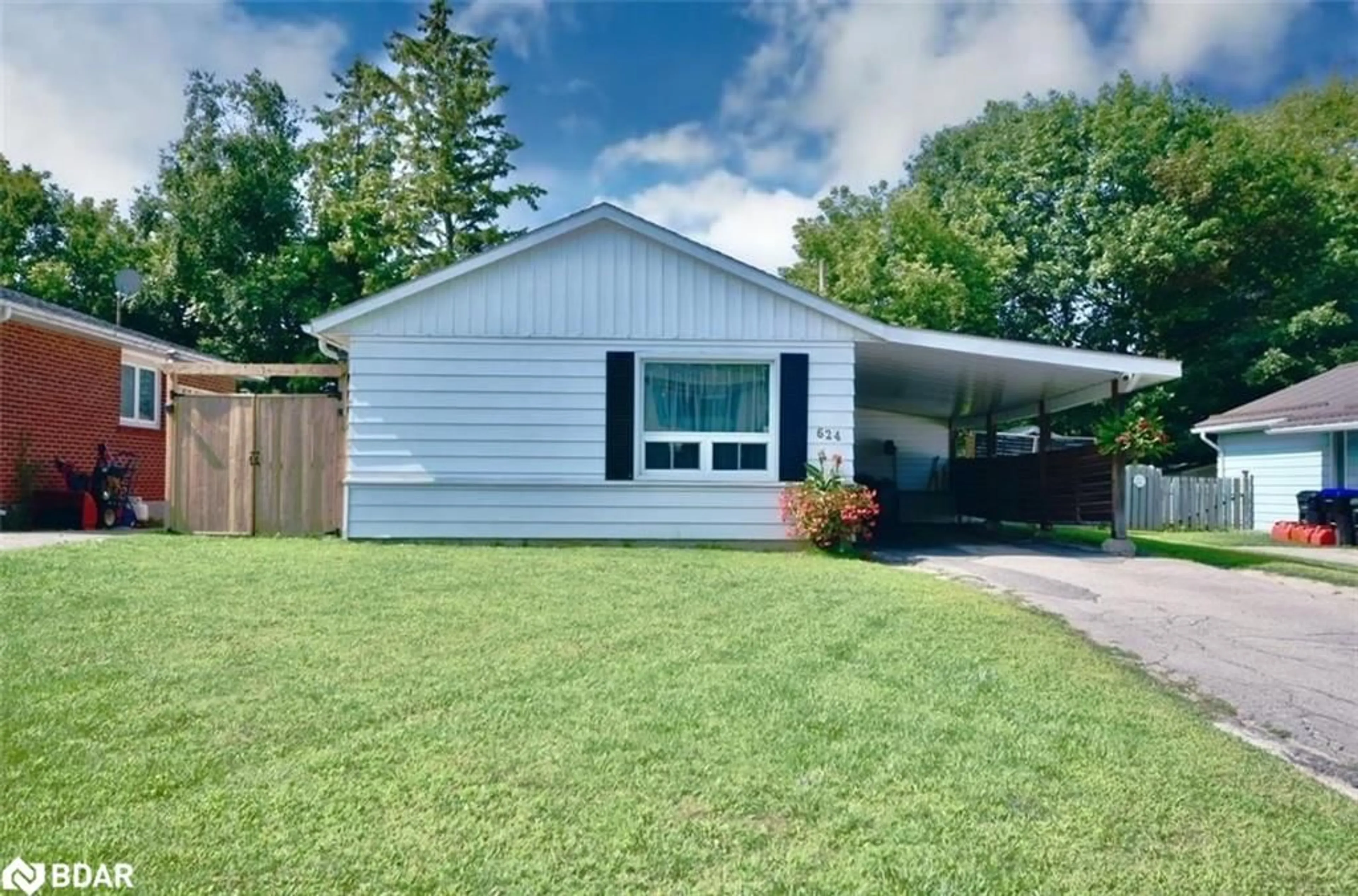 Home with vinyl exterior material, street for 624 Bayview Dr, Midland Ontario L4R 2P5