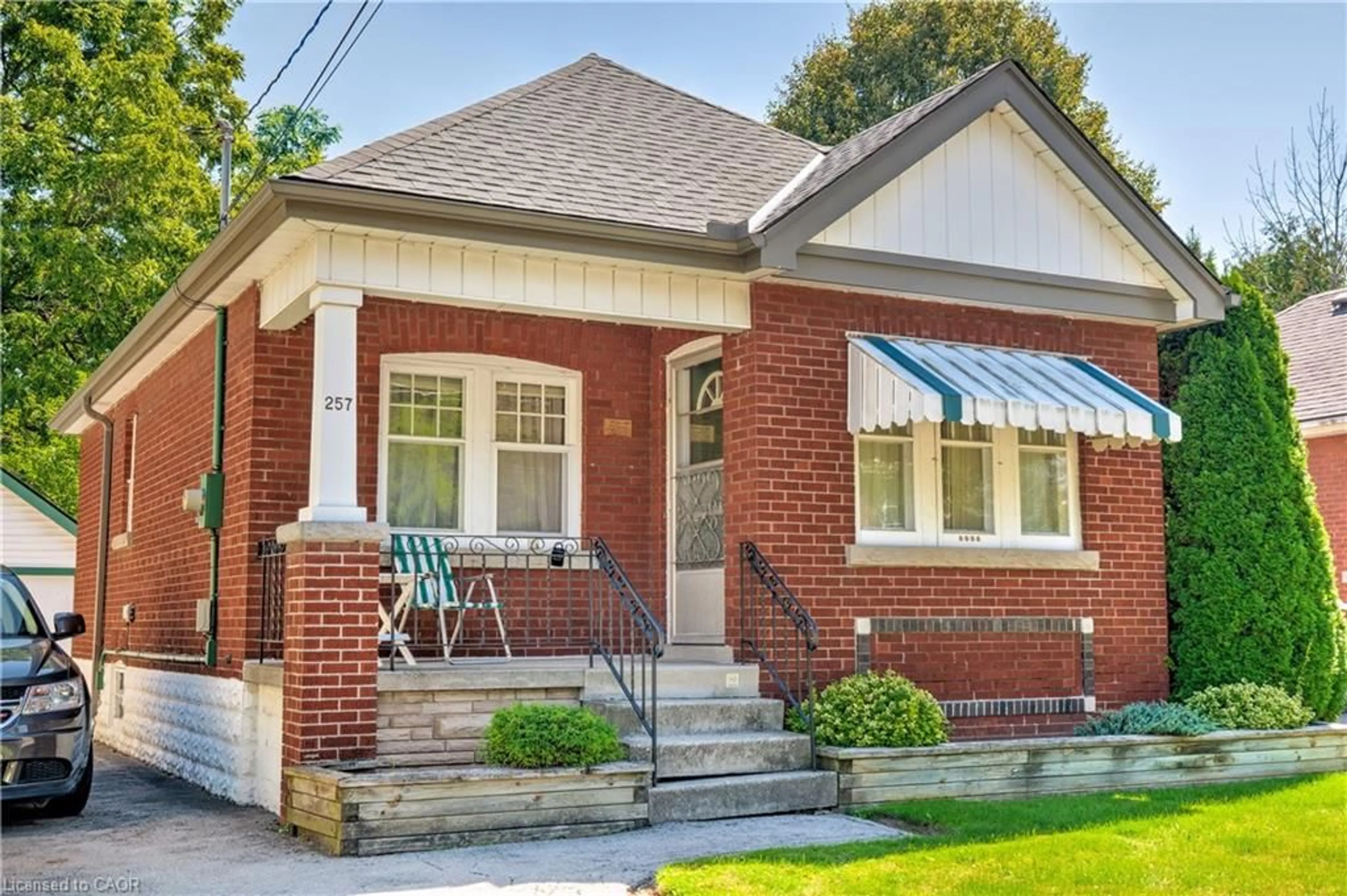 Home with brick exterior material, street for 257 Broadway Ave, Hamilton Ontario L8S 2W7