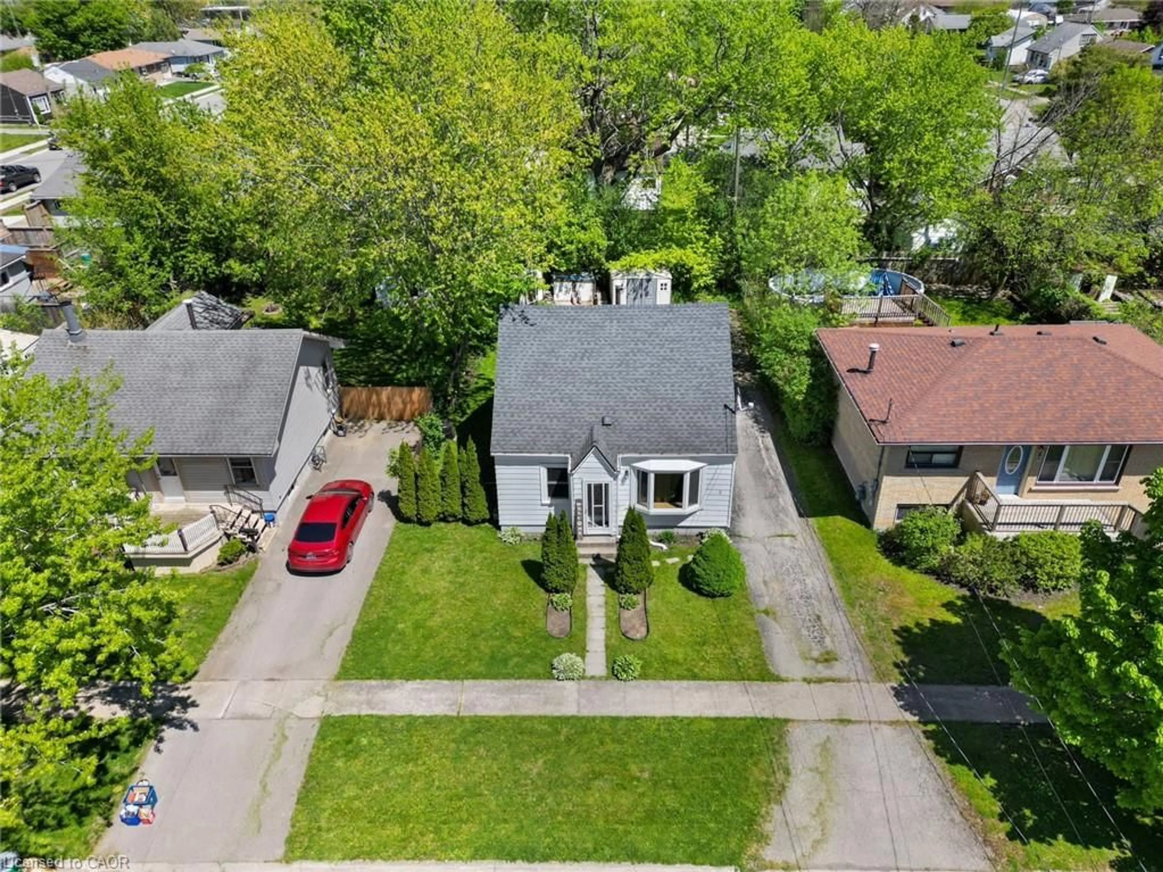 A pic from outside/outdoor area/front of a property/back of a property/a pic from drone, street for 3 Phyllis St, Fort Erie Ontario L2A 3Y1