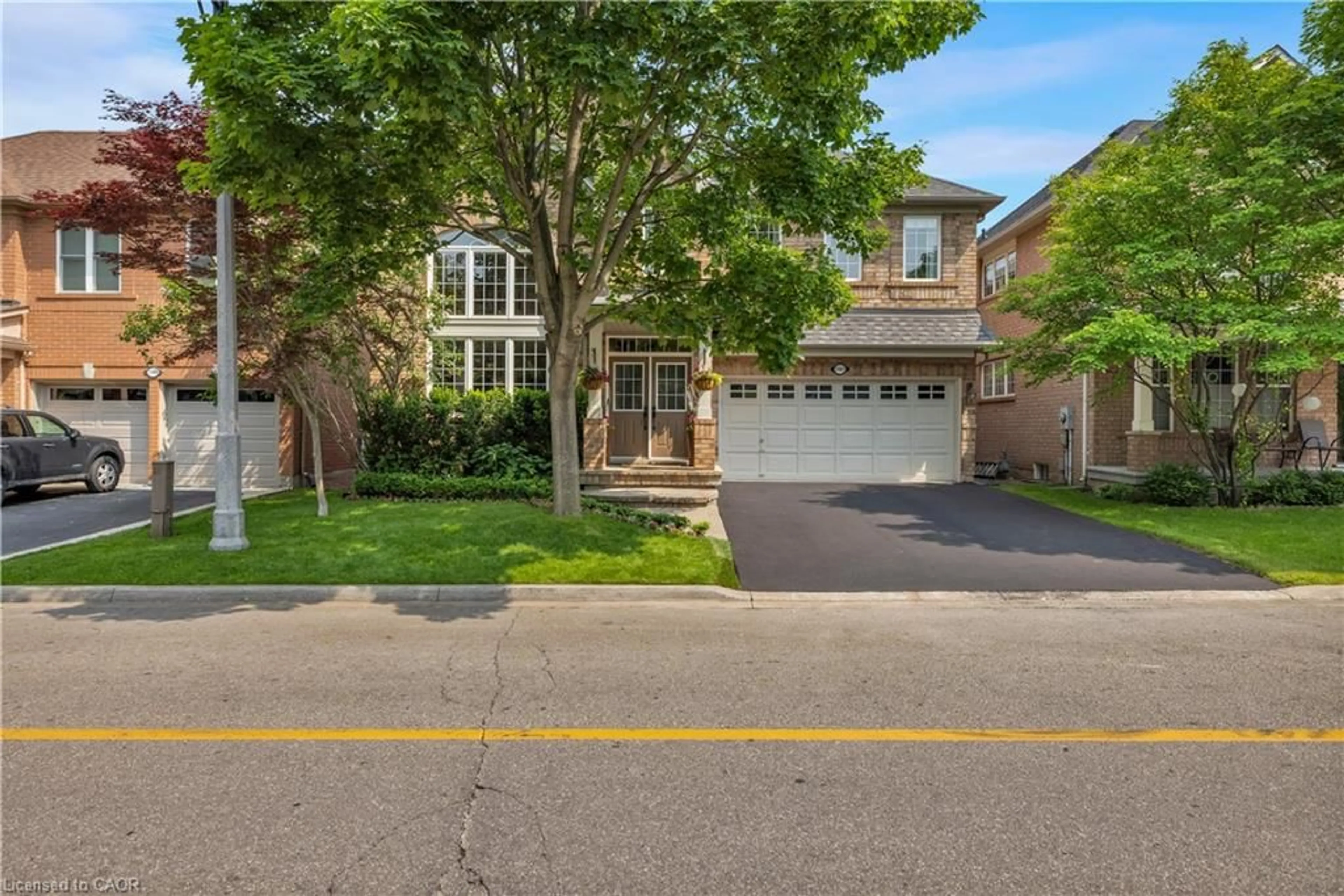 A pic from outside/outdoor area/front of a property/back of a property/a pic from drone, street for 1392 Pinecliff Rd, Oakville Ontario L6M 3Z1