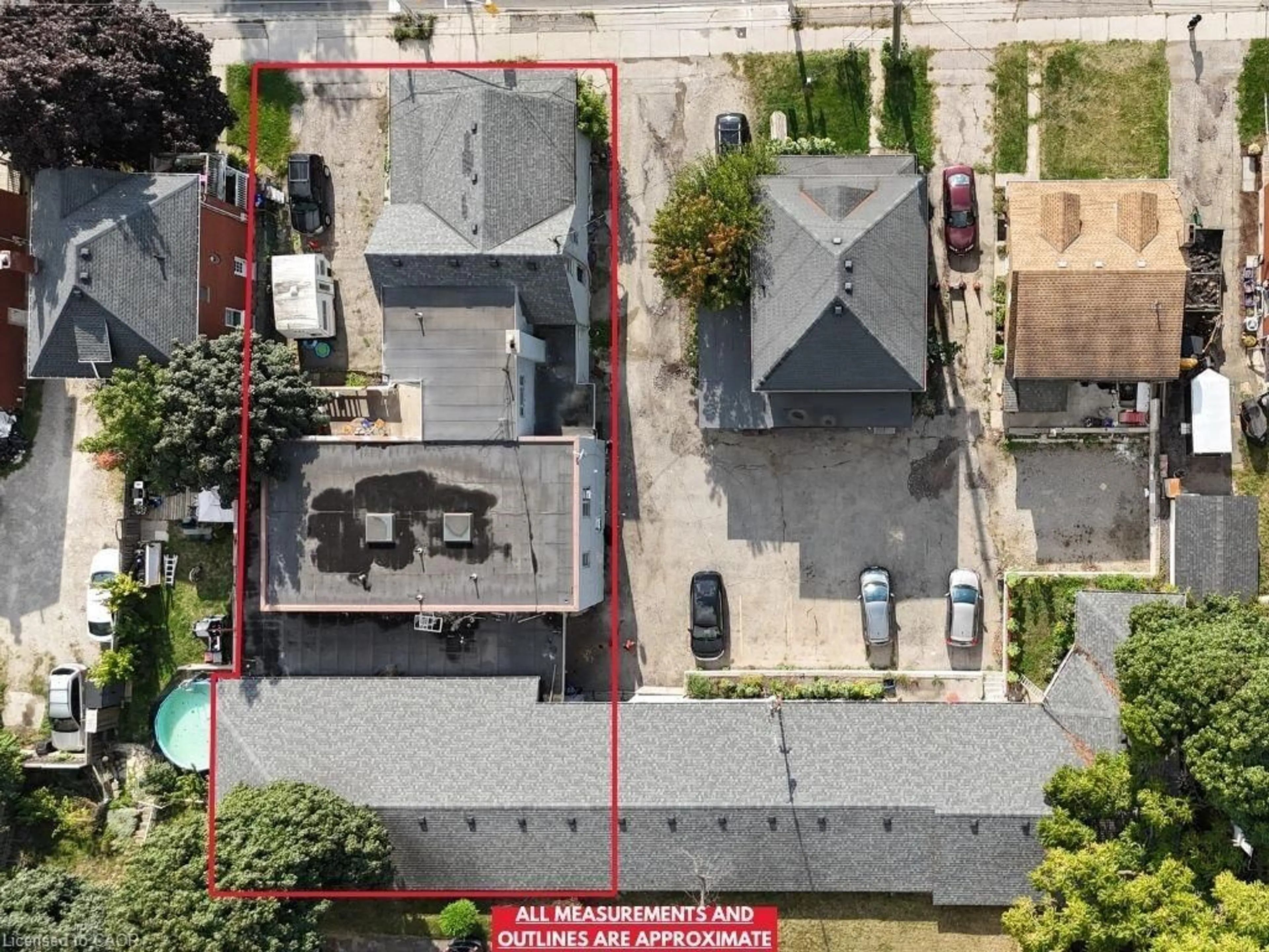 A pic from outside/outdoor area/front of a property/back of a property/a pic from drone, street for 225 Water St, Cambridge Ontario N1R 3B9