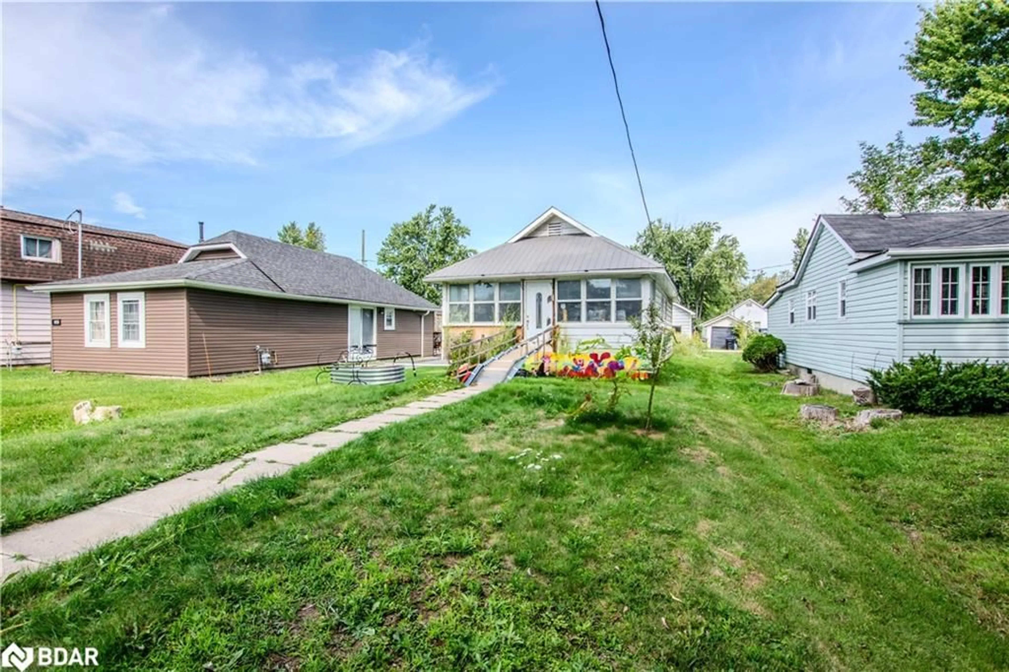 Patio, street for 1056 Wood St, Churchill Ontario L0L 1K0