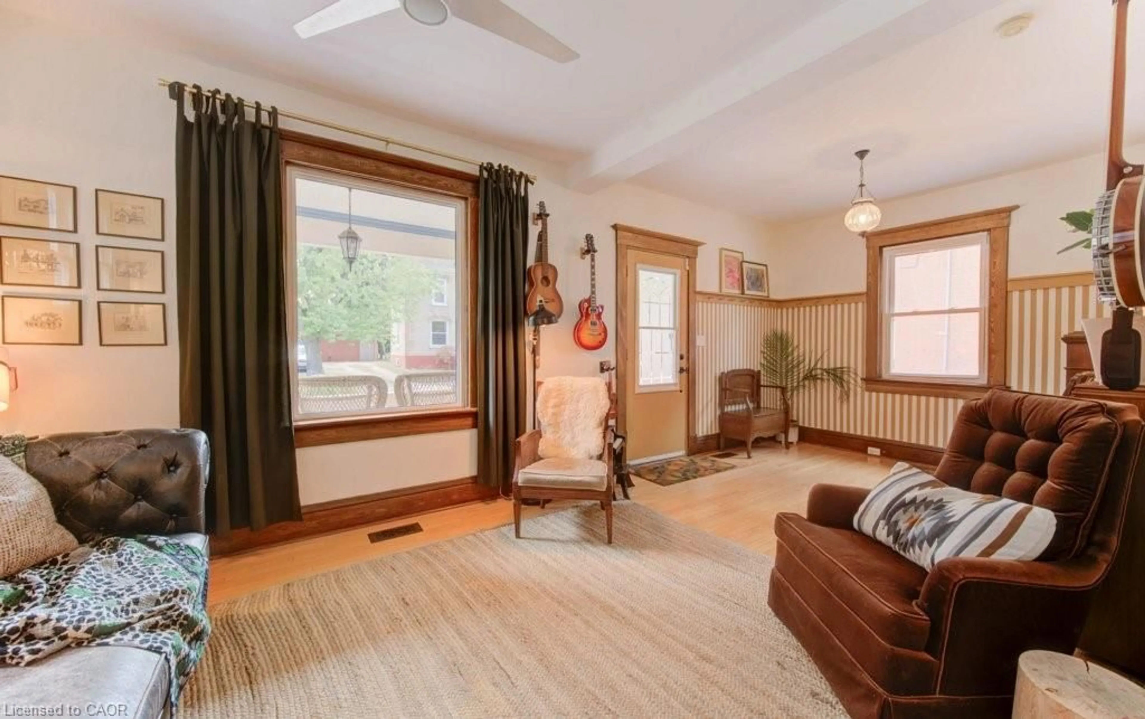 Living room with furniture, wood/laminate floor for 921 Moore St, Cambridge Ontario N3H 3C2