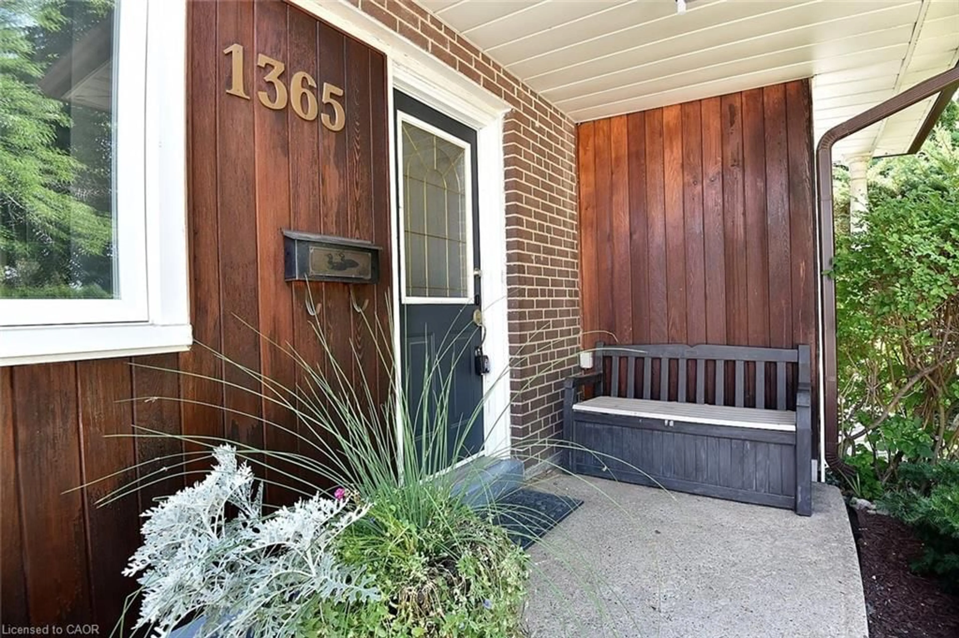 Indoor entryway for 1365 Seaview Dr, Mississauga Ontario L5J 1X4