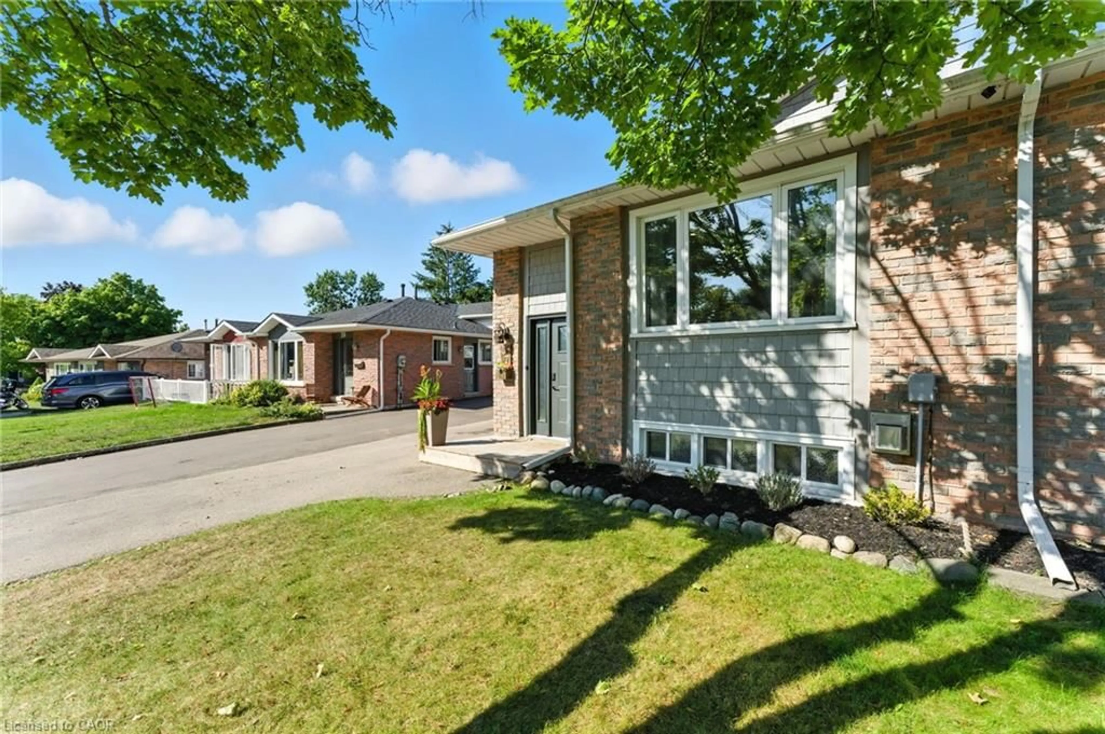 Home with brick exterior material, street for 37 Maple Cres, Paris Ontario N3L 3R3
