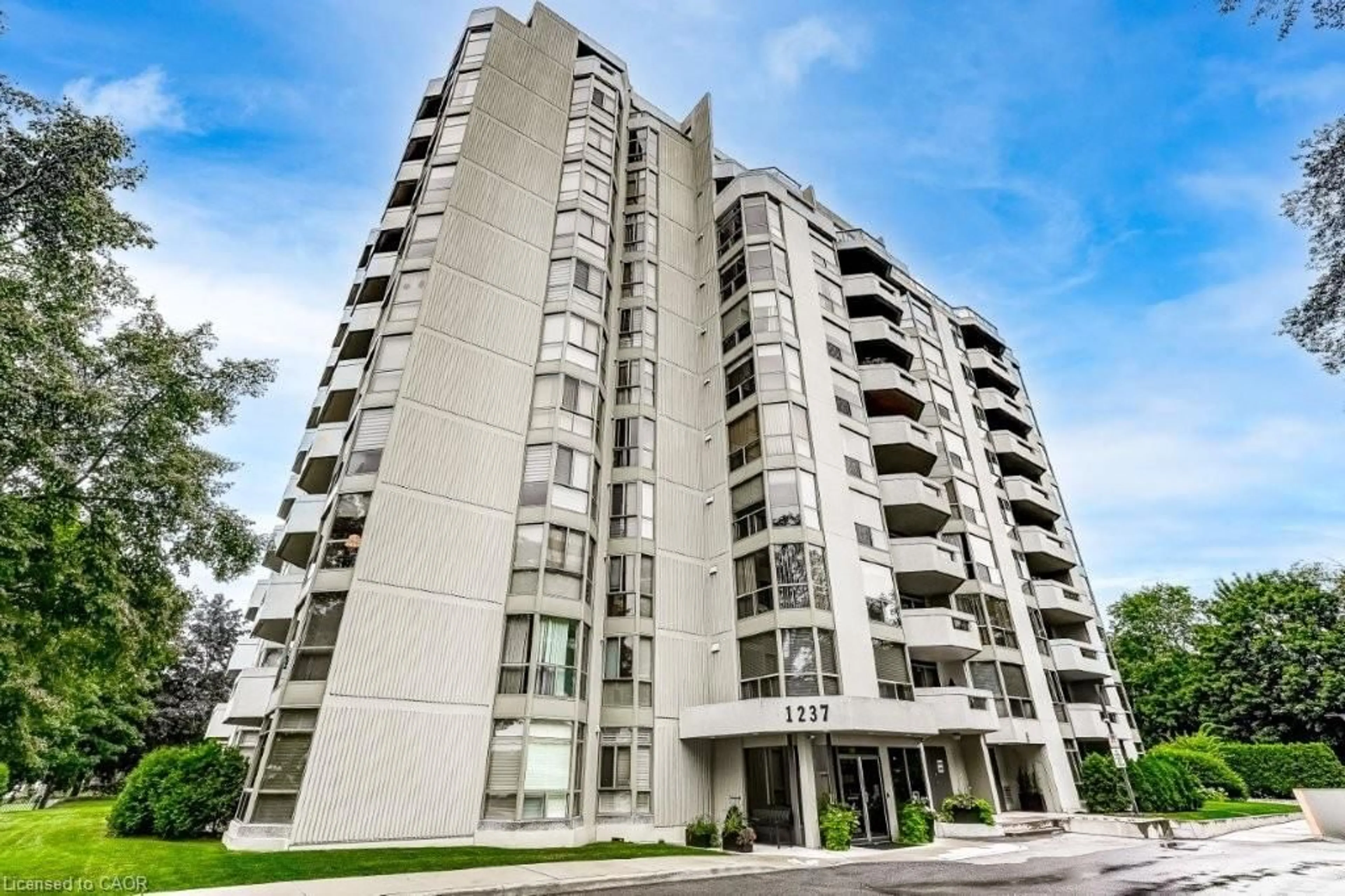 Indoor foyer for 1237 North Shore Blvd #707, Burlington Ontario L7S 2H8