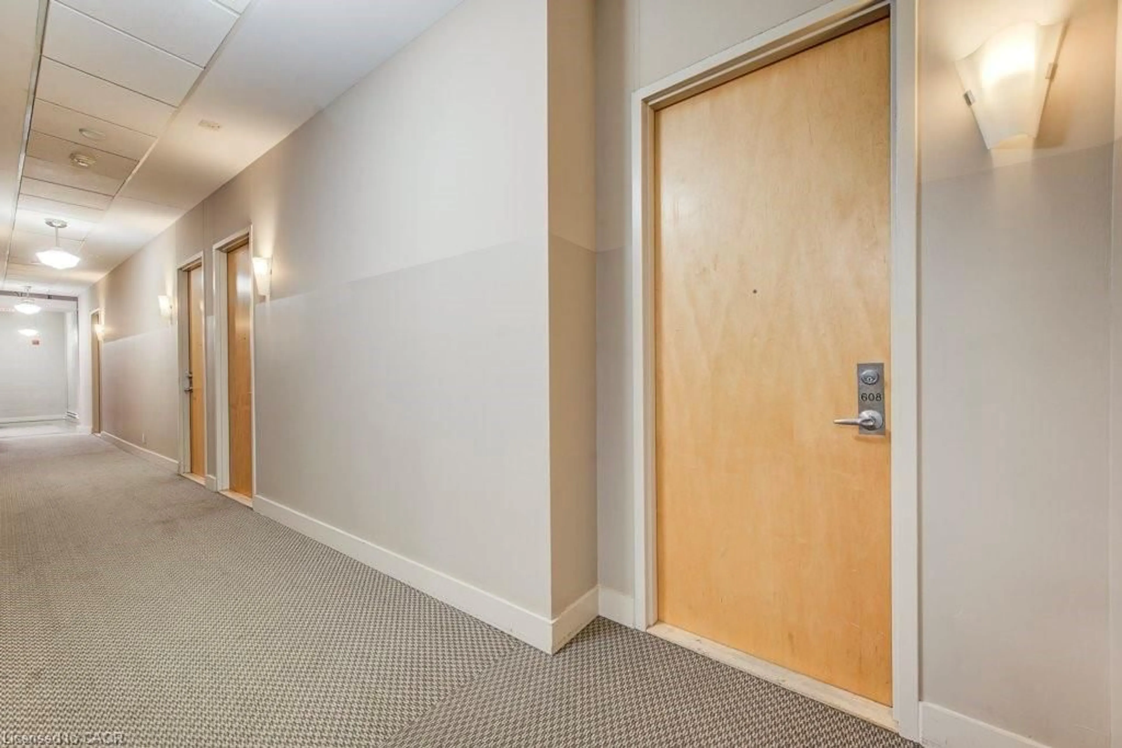 Indoor foyer for 404 King St #608, Kitchener Ontario N2G 4Z9