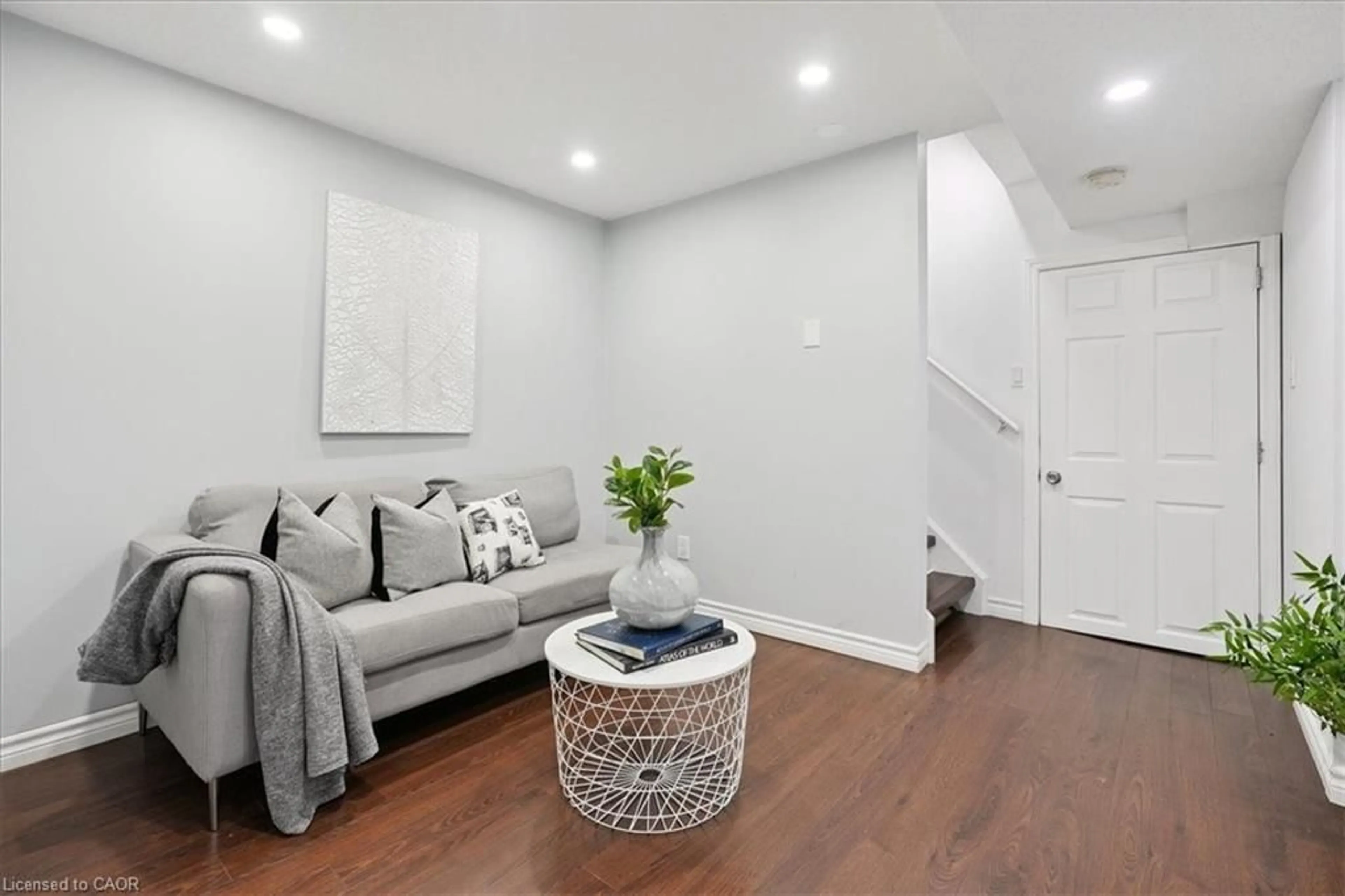 Living room with furniture, unknown for 815 Stark Cir, Milton Ontario L9T 6Y7