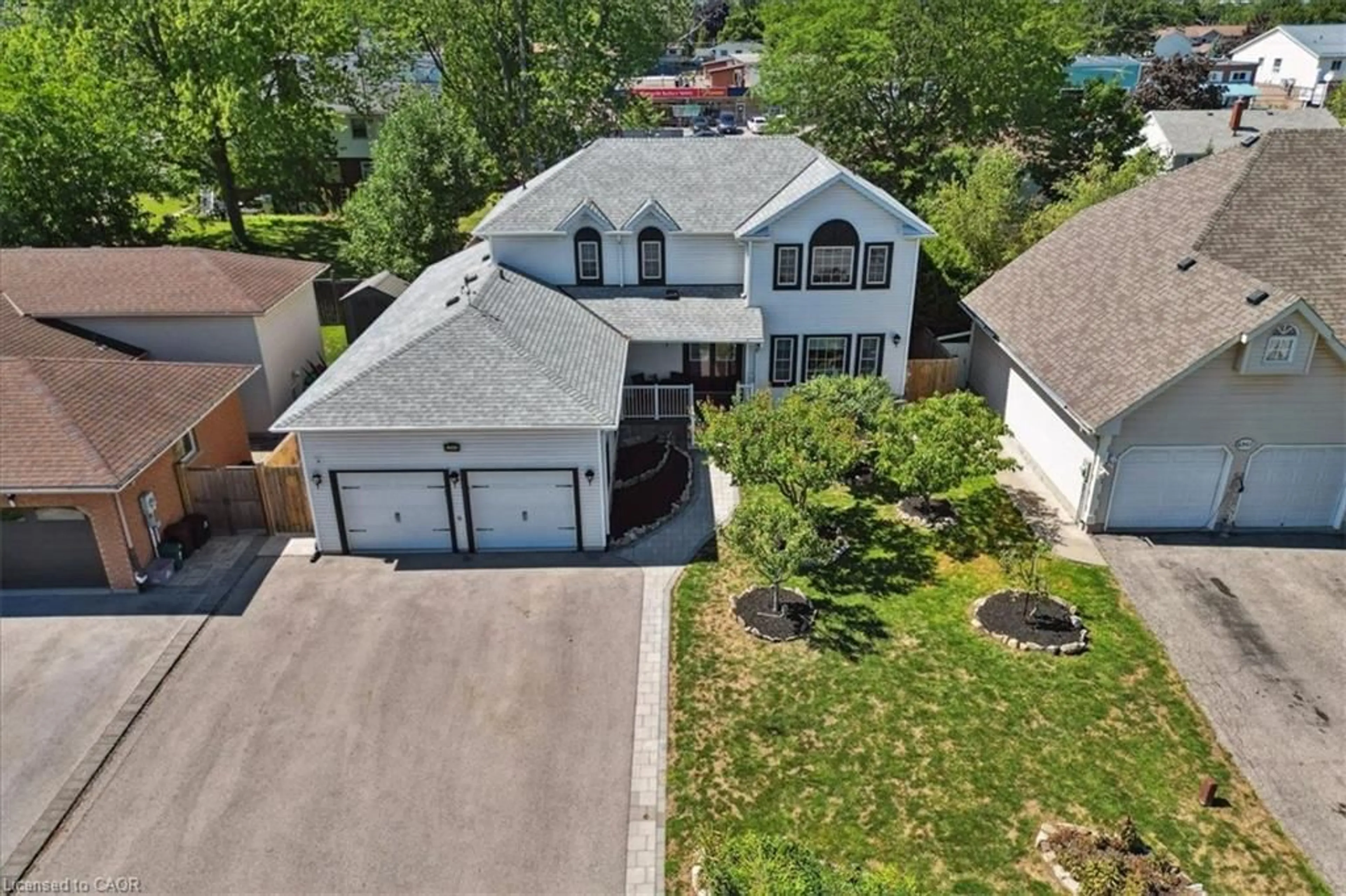 A pic from outside/outdoor area/front of a property/back of a property/a pic from drone, street for 4965 Alexandra Ave, Beamsville Ontario L3J 0C9