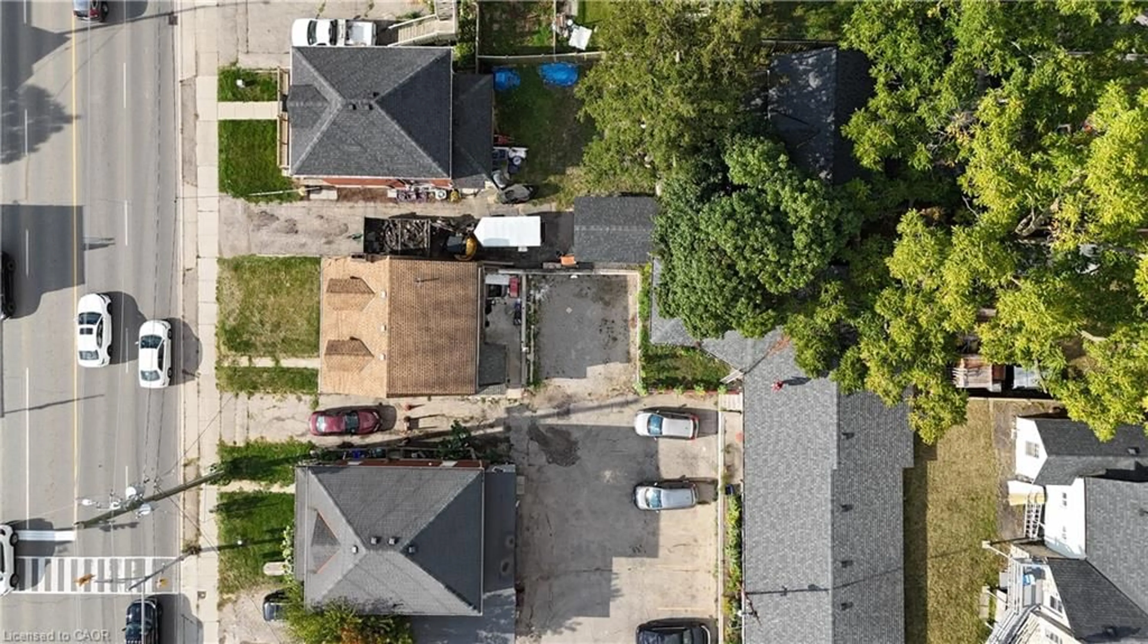 A pic from outside/outdoor area/front of a property/back of a property/a pic from drone, street for 231 Water St, Cambridge Ontario N1R 3B9