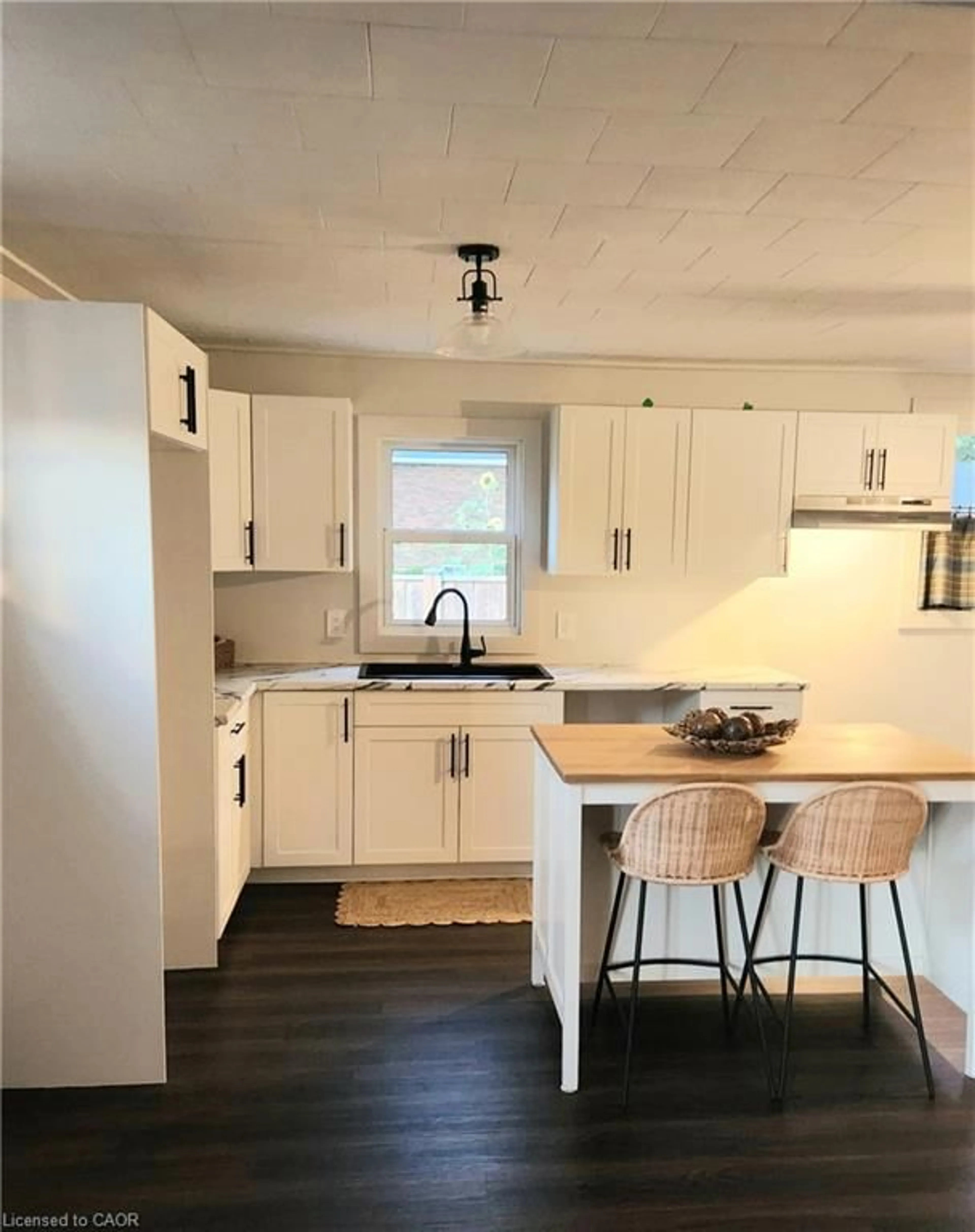 Open concept kitchen, wood/laminate floor for 6630 Middle Line, Merlin Ontario N0P 1W0