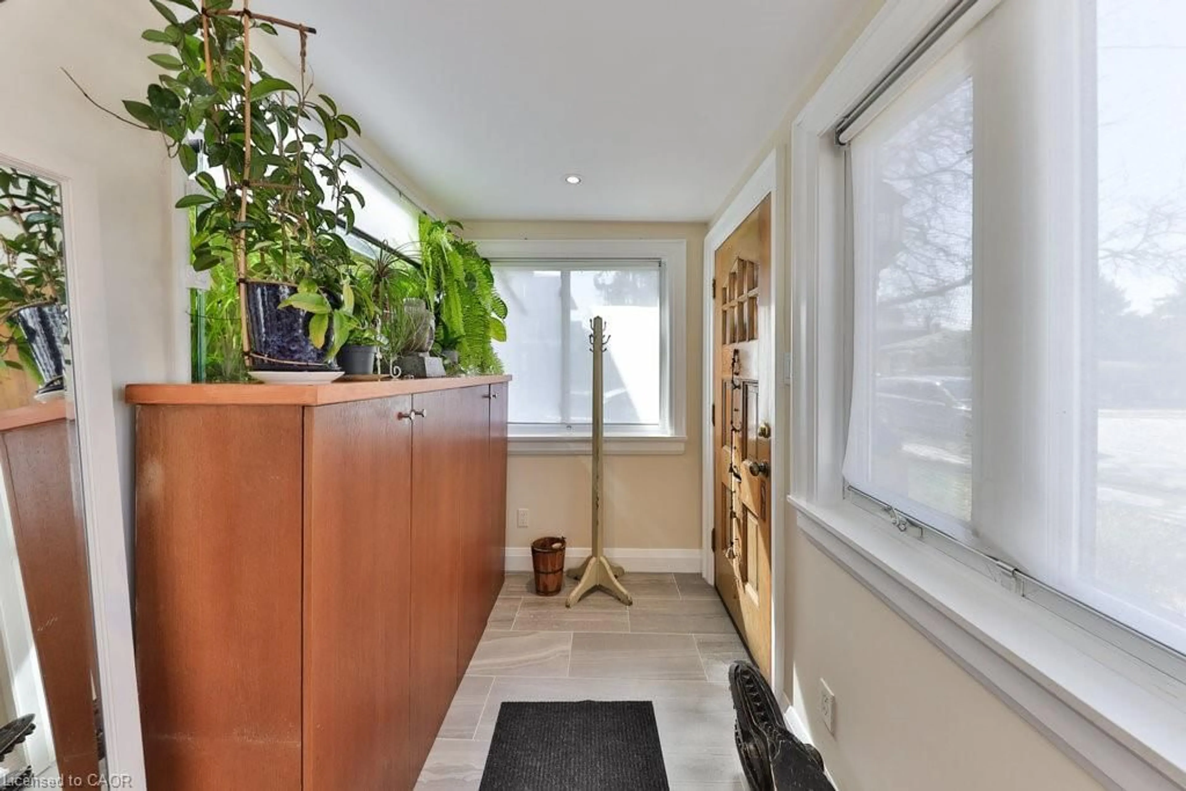 Indoor foyer for 39 Twenty Fourth St, Etobicoke Ontario M8V 3N3