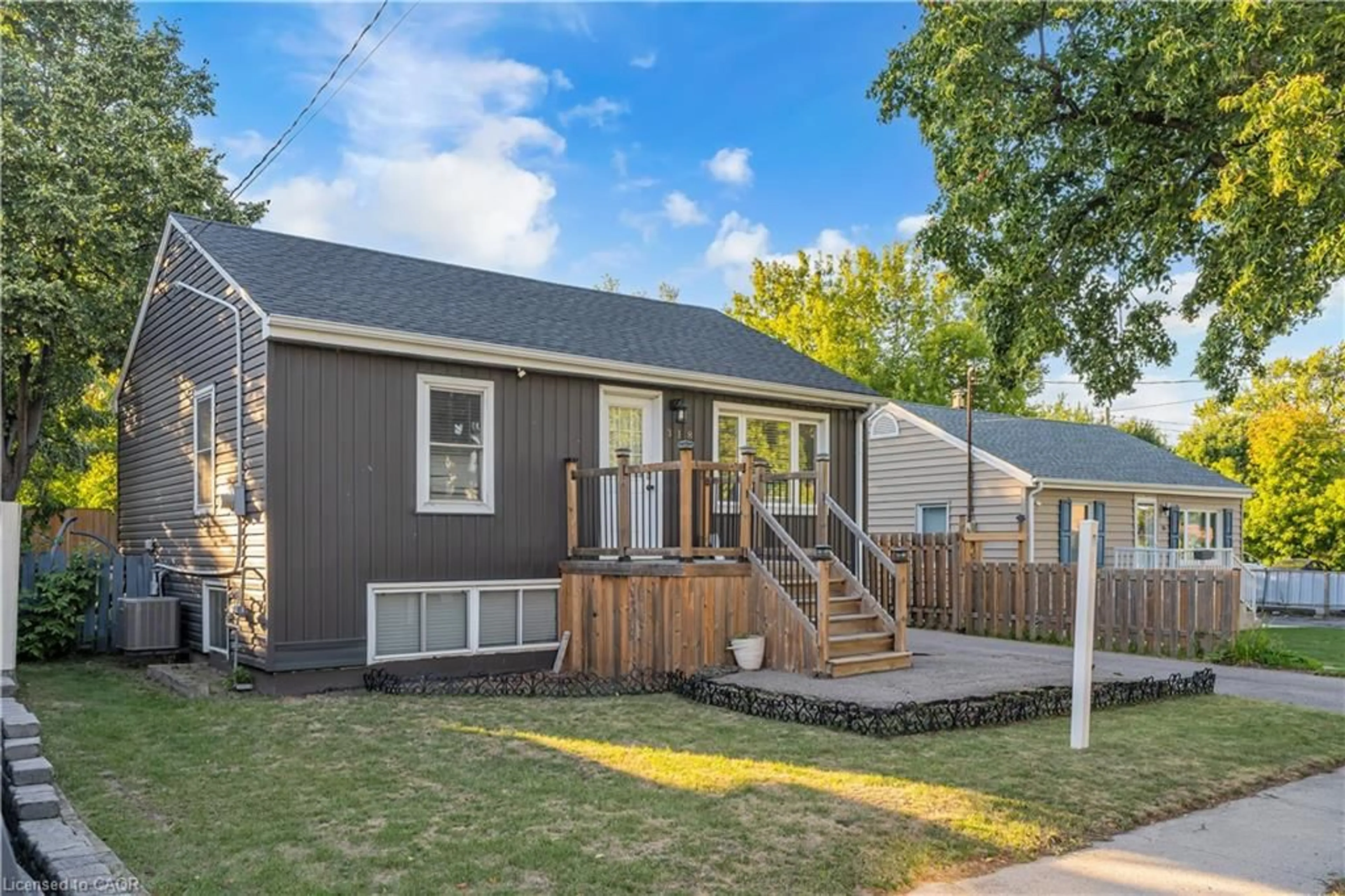 Home with vinyl exterior material, street for 318 East 43rd St, Hamilton Ontario L8T 3C7