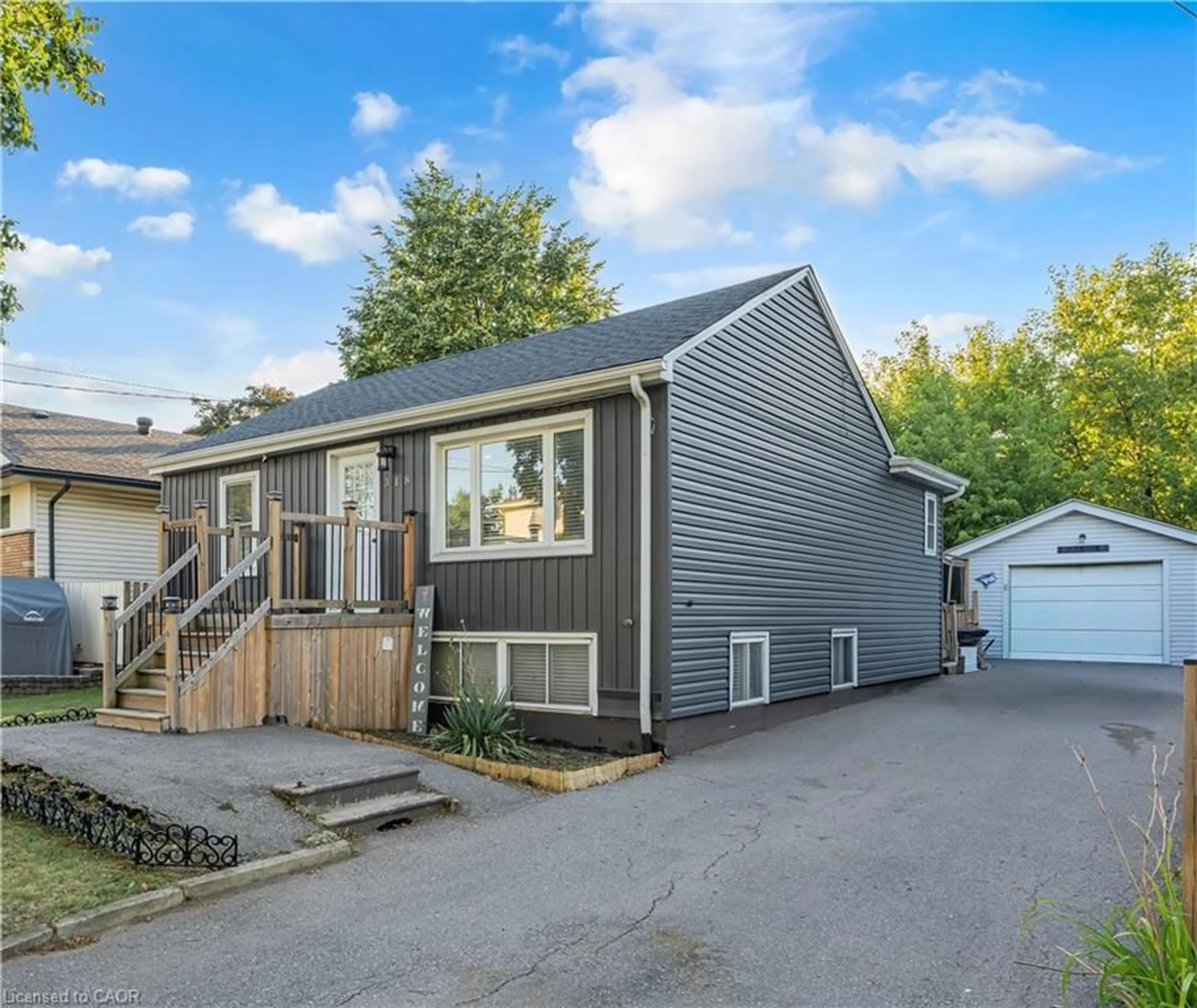 Home with vinyl exterior material, street for 318 East 43rd St, Hamilton Ontario L8T 3C7