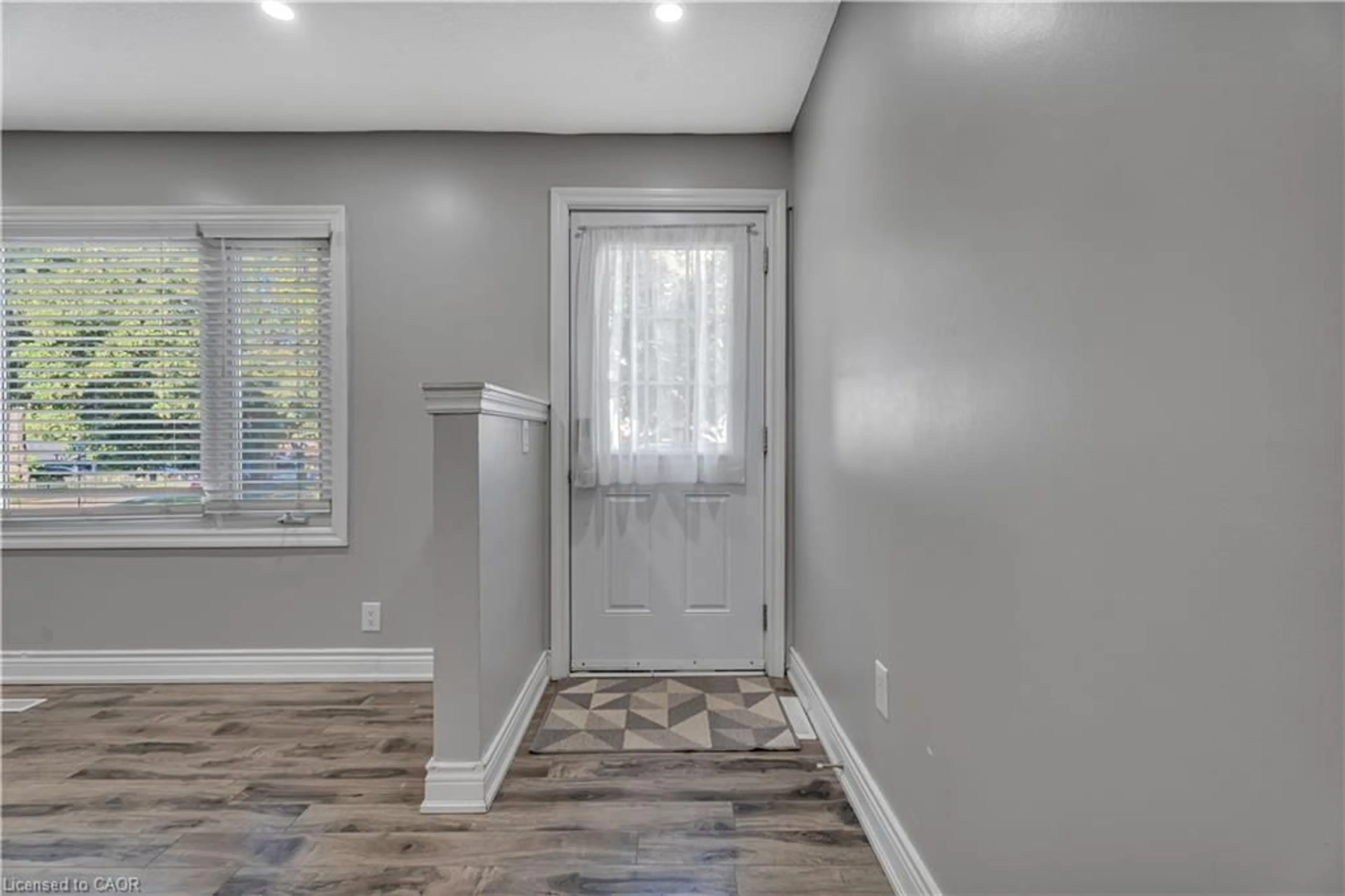 Indoor entryway for 318 East 43rd St, Hamilton Ontario L8T 3C7