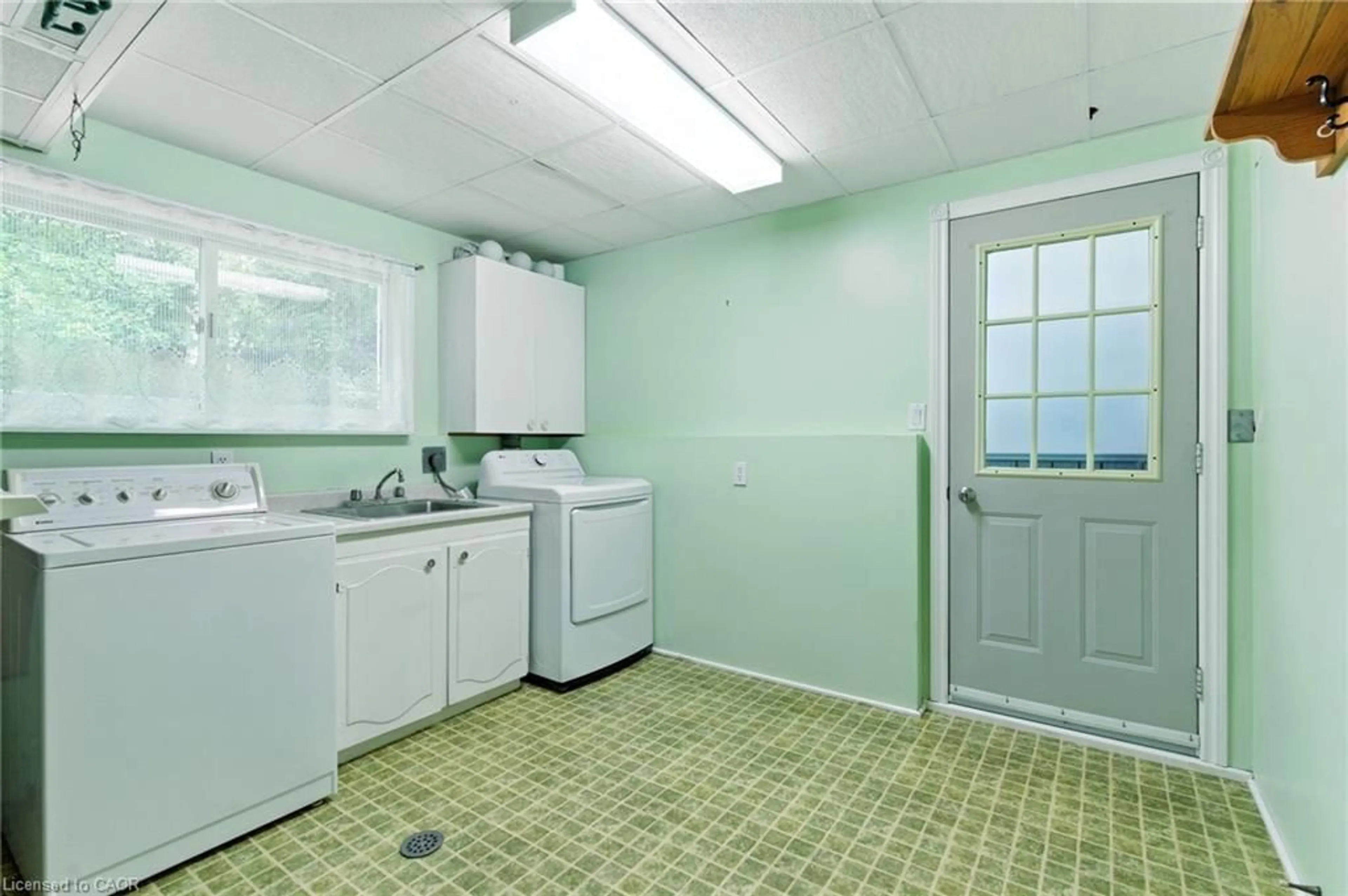 Laundry room for 772 Lincoln St, Welland Ontario L3B 4R7