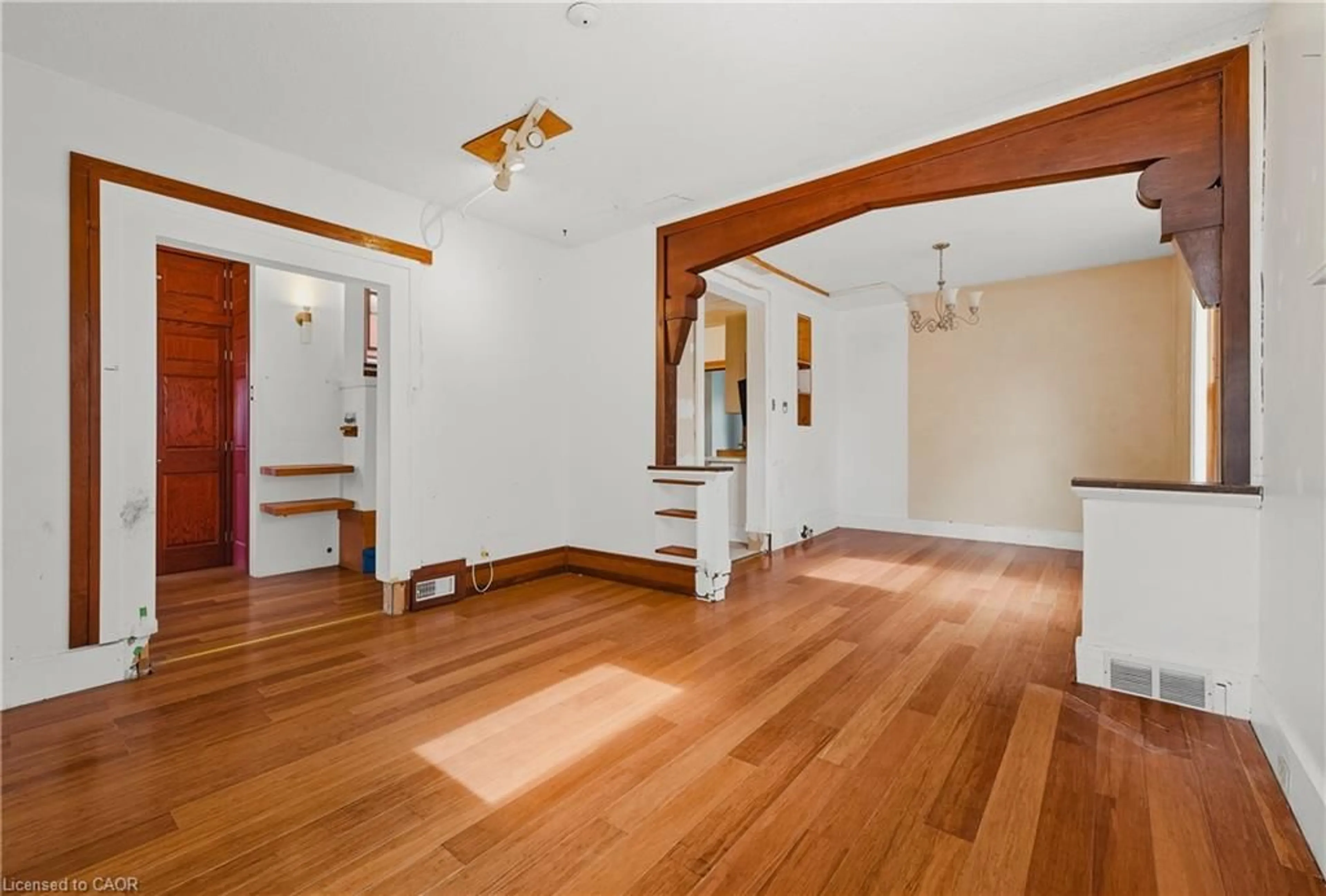 Indoor foyer for 190 Courtland Ave, Kitchener Ontario N2G 2V4