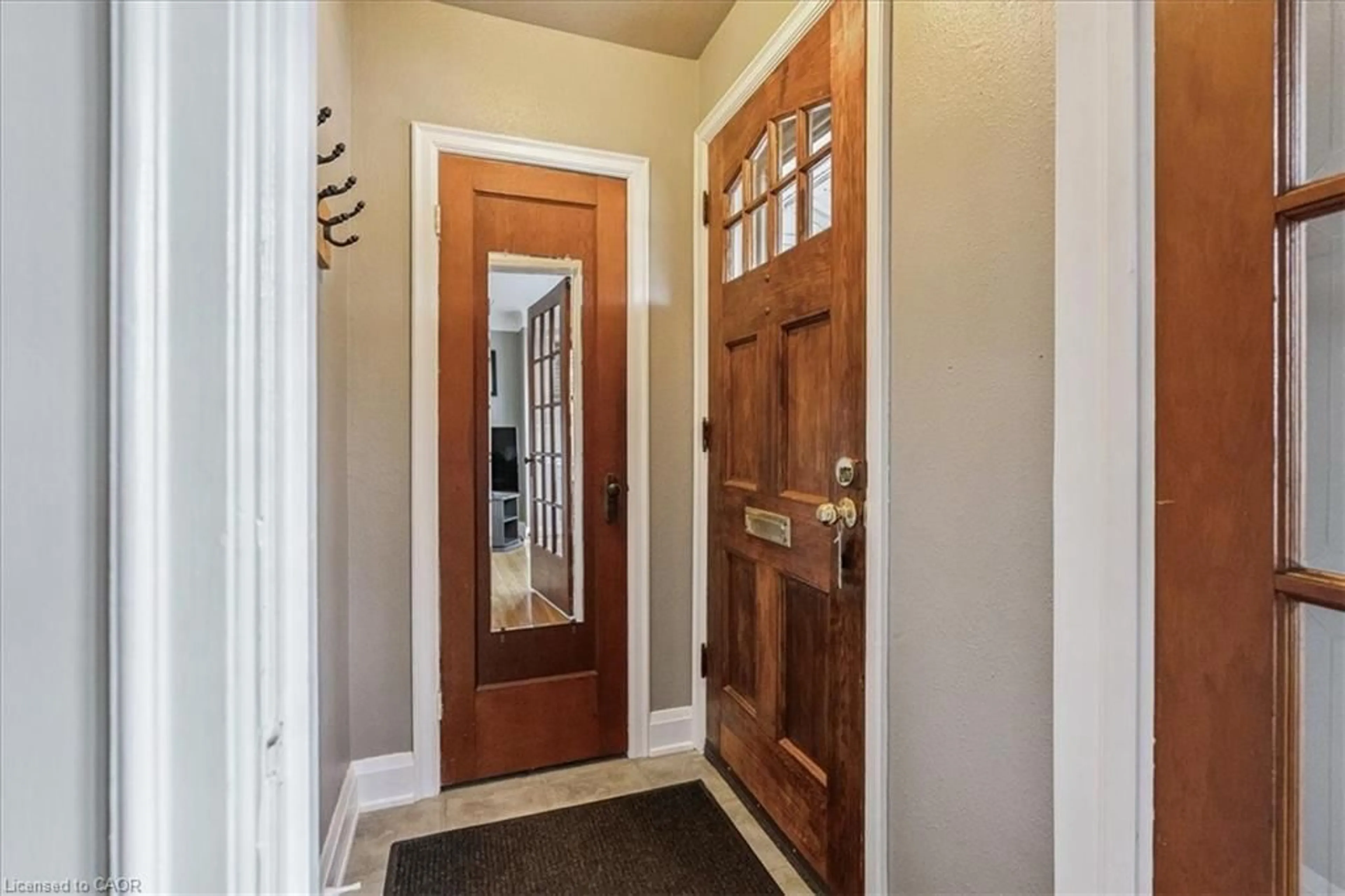 Indoor entryway for 129 Barons Ave, Hamilton Ontario L8K 2Y8
