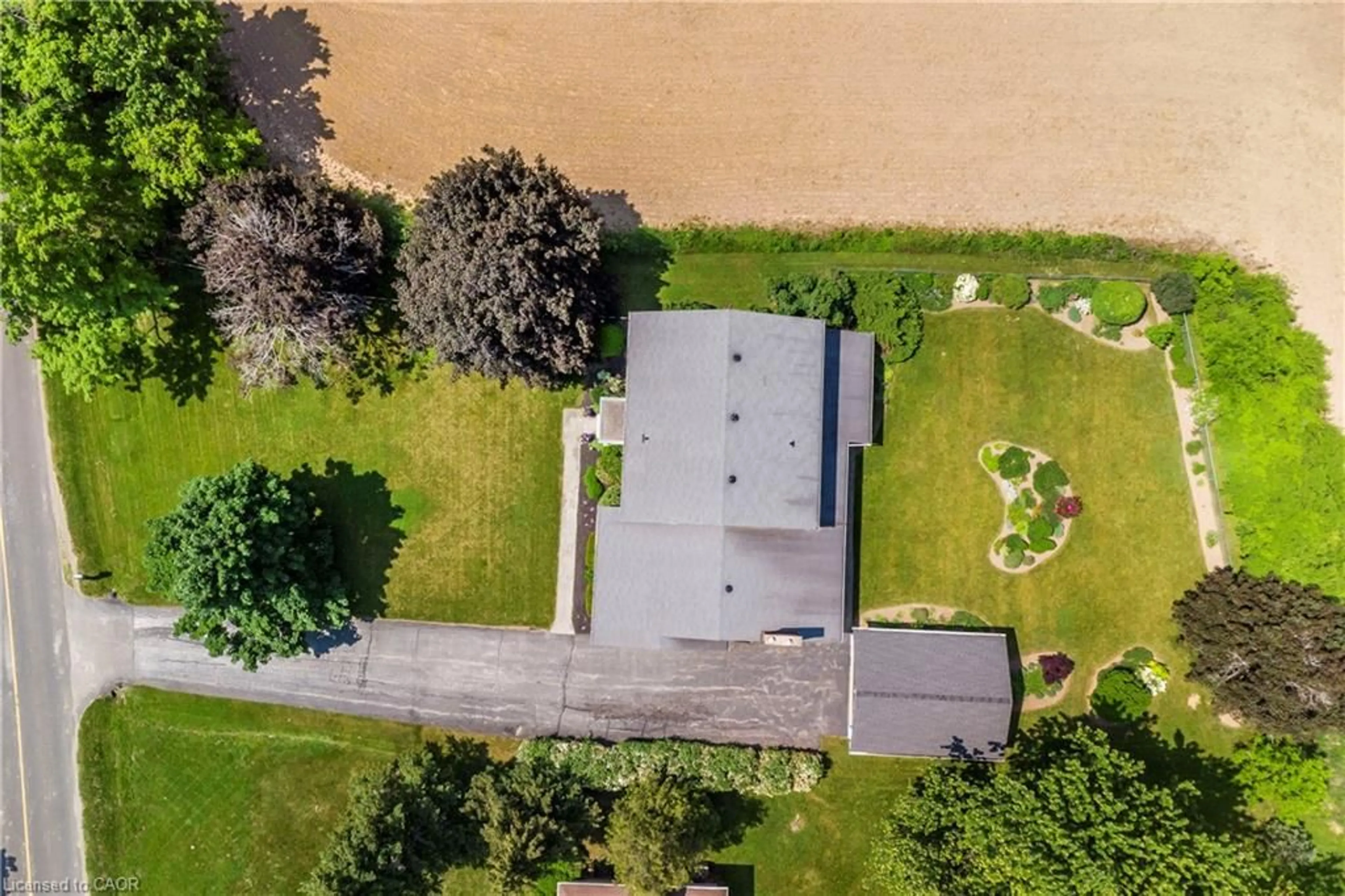 A pic from outside/outdoor area/front of a property/back of a property/a pic from drone, unknown for 2151 No 1 Side Rd, Burlington Ontario L7P 0S3