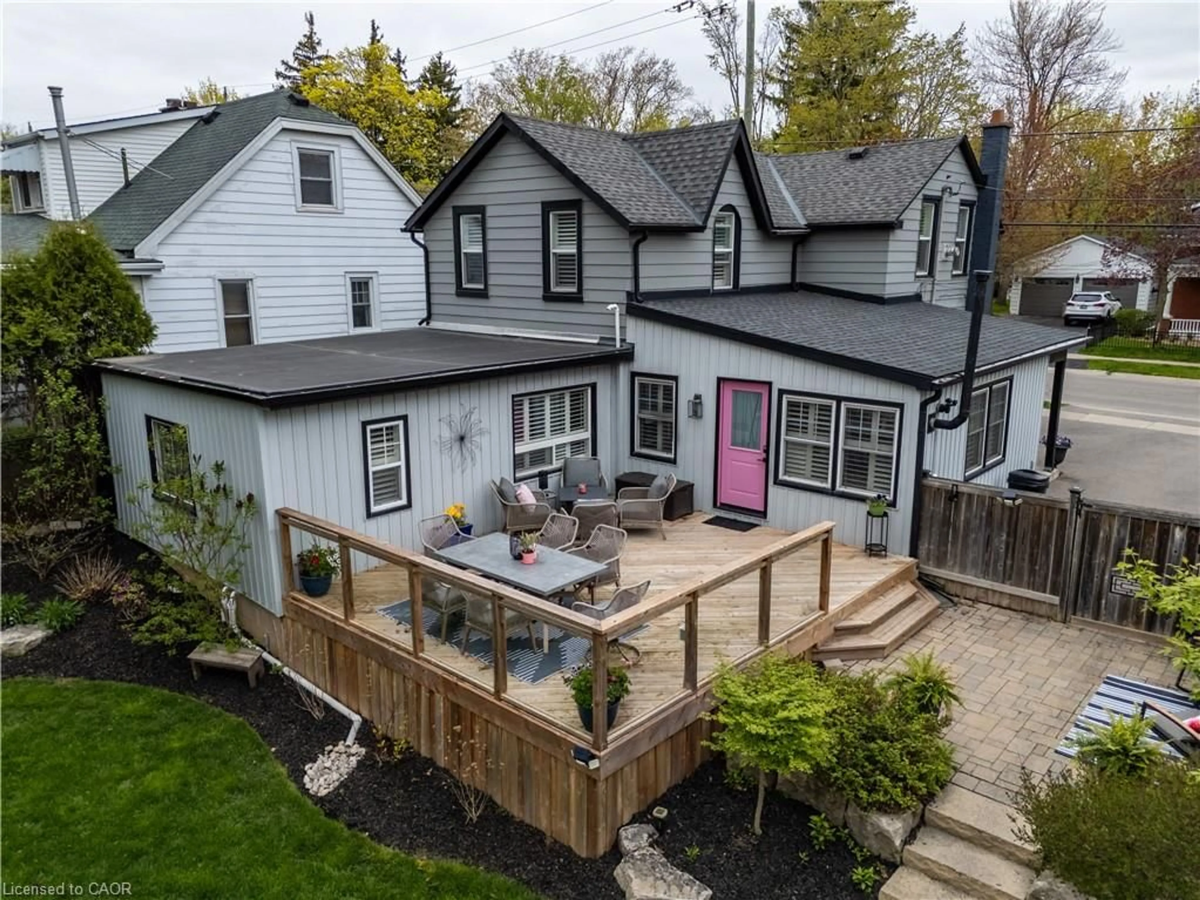A pic from outside/outdoor area/front of a property/back of a property/a pic from drone, street for 99 Mill St, Waterdown Ontario L0R 2H0