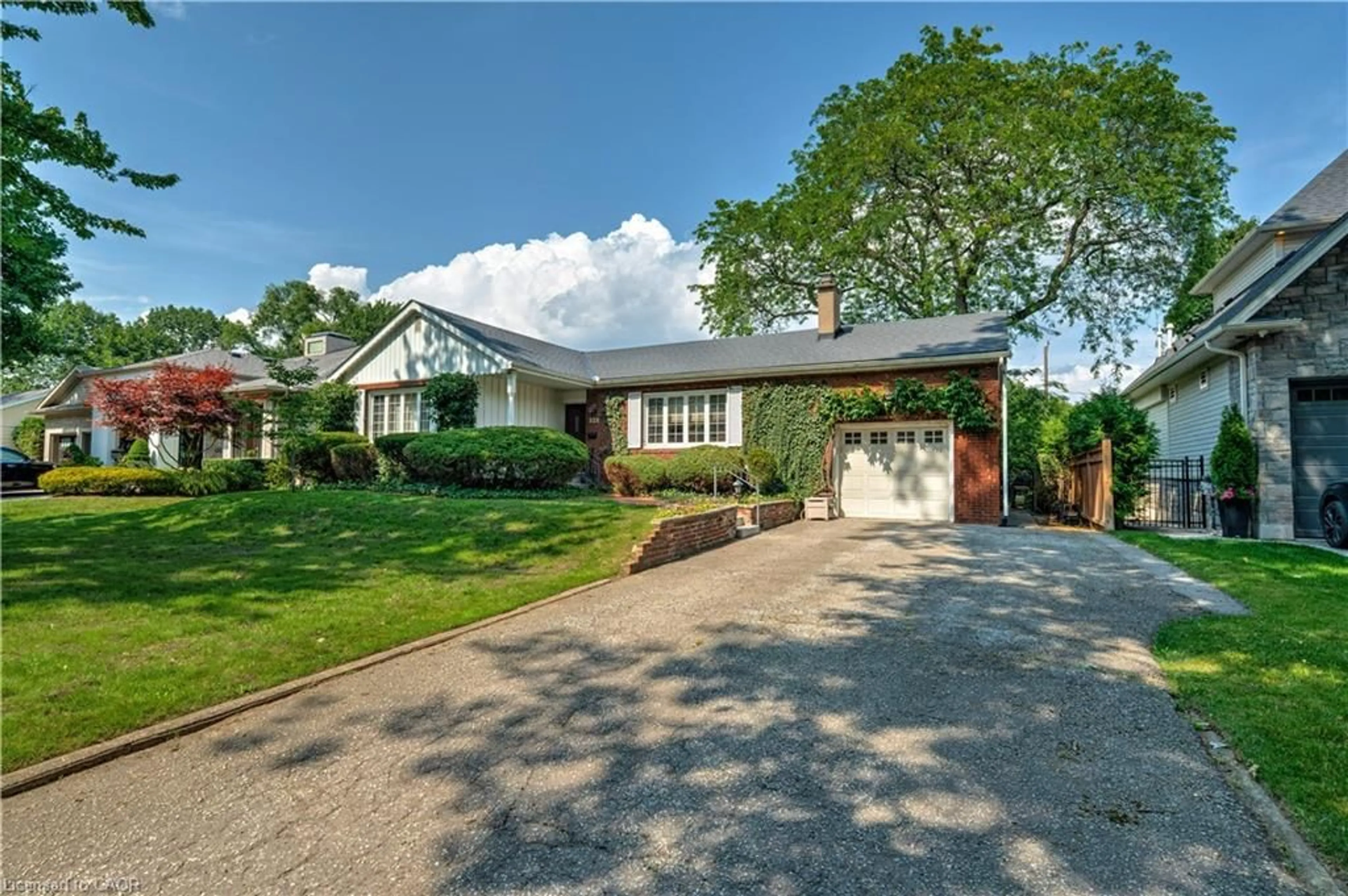 A pic from outside/outdoor area/front of a property/back of a property/a pic from drone, street for 321 Wilson Ave, Burlington Ontario L7L 2N1