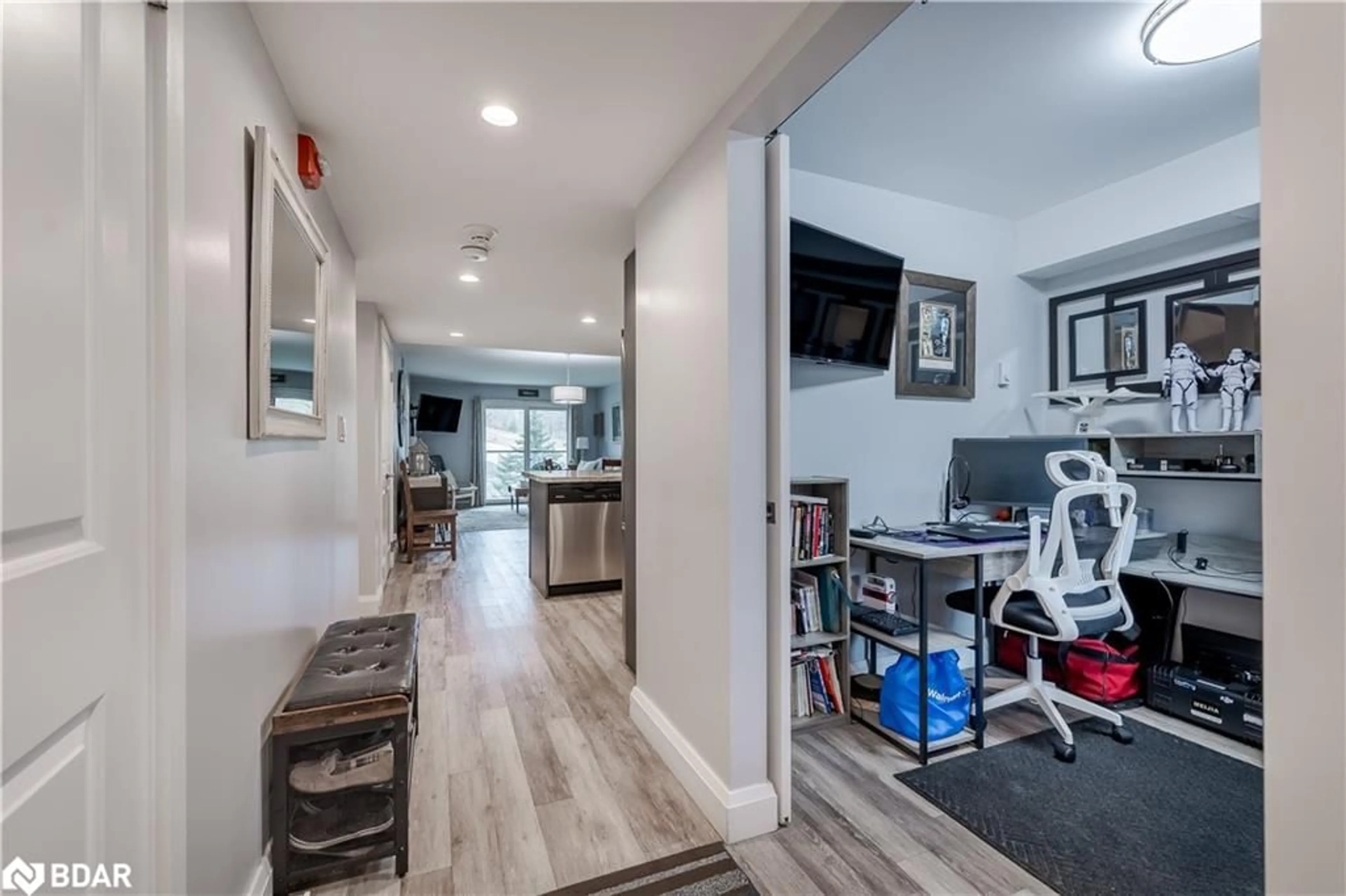 Indoor entryway for 80 Horseshoe Valley Blvd #302, Oro-Medonte Ontario L4M 4Y8
