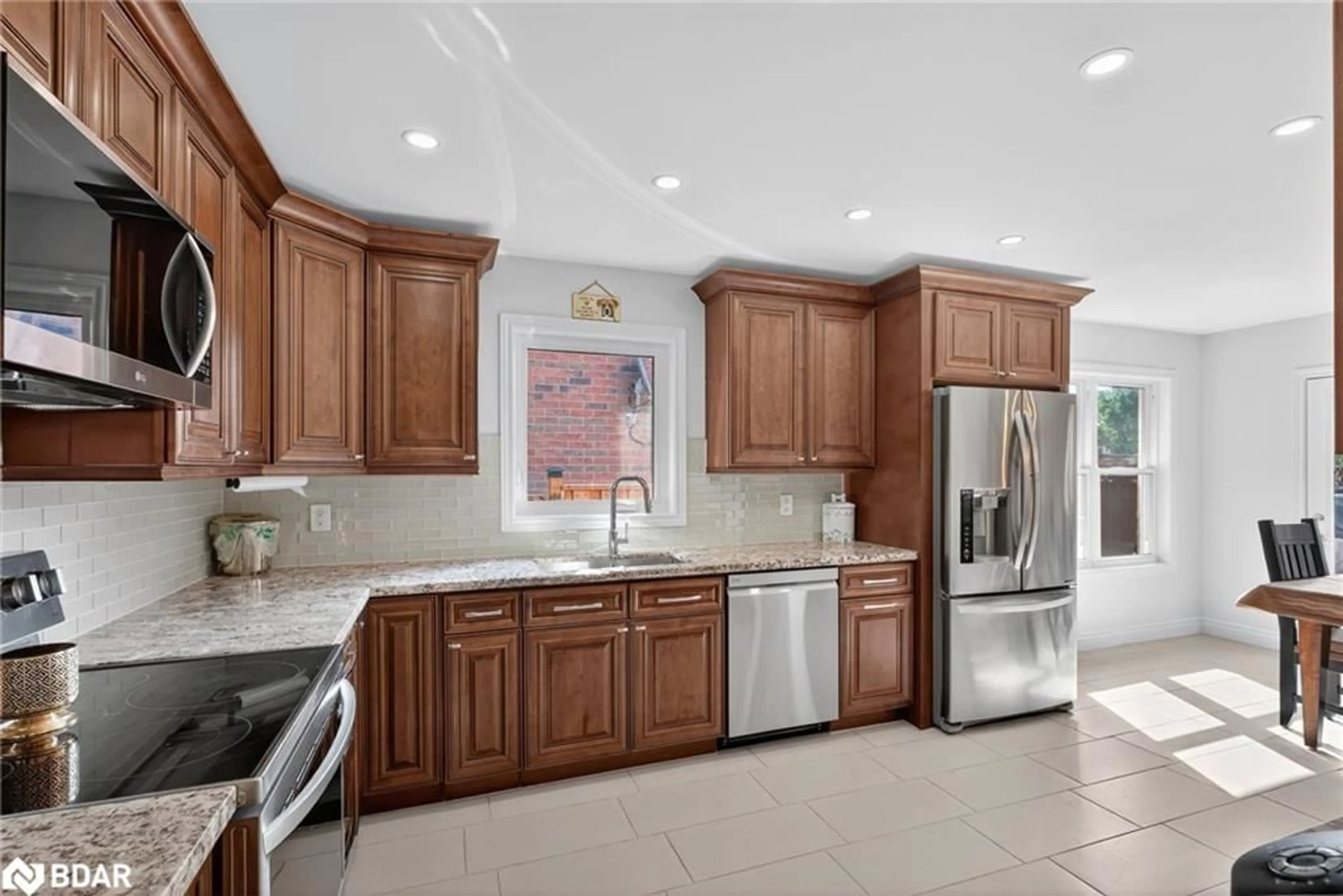 Open concept kitchen, ceramic/tile floor for 6 Sundew Dr, Barrie Ontario L4N 9L9