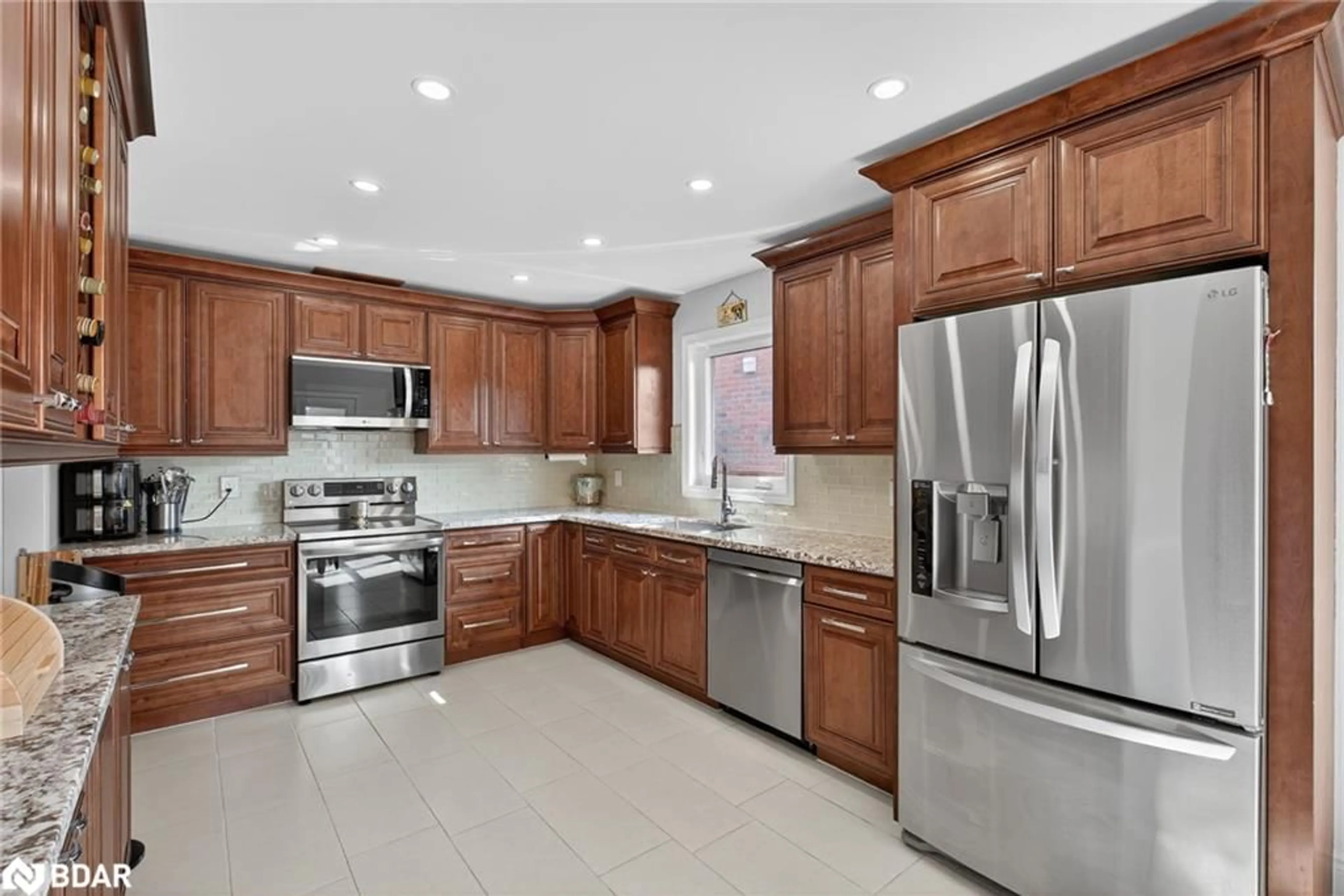 Open concept kitchen, ceramic/tile floor for 6 Sundew Dr, Barrie Ontario L4N 9L9