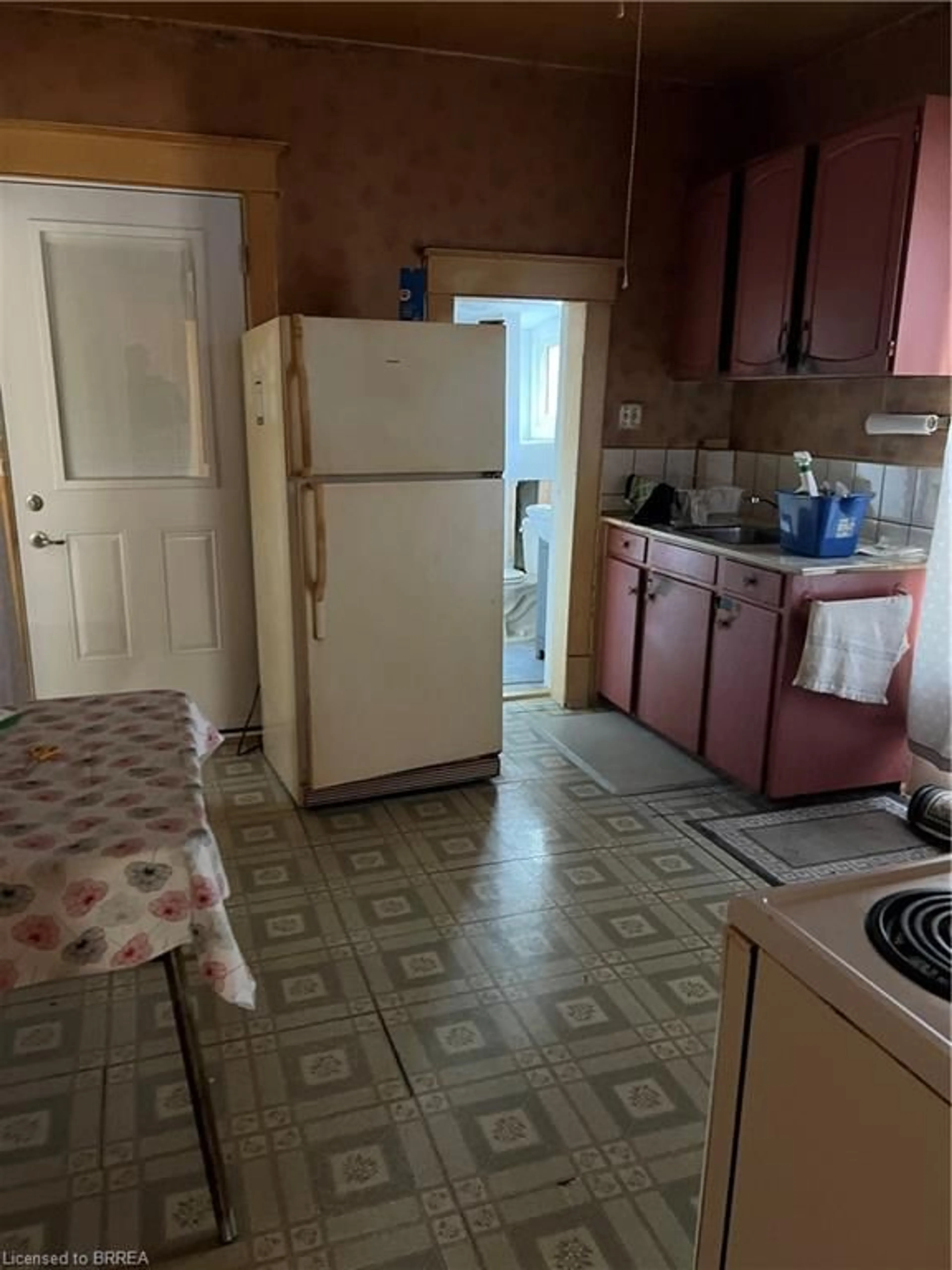 Standard kitchen, unknown for 12 Carlyle St, Brantford Ontario N3T 2C1
