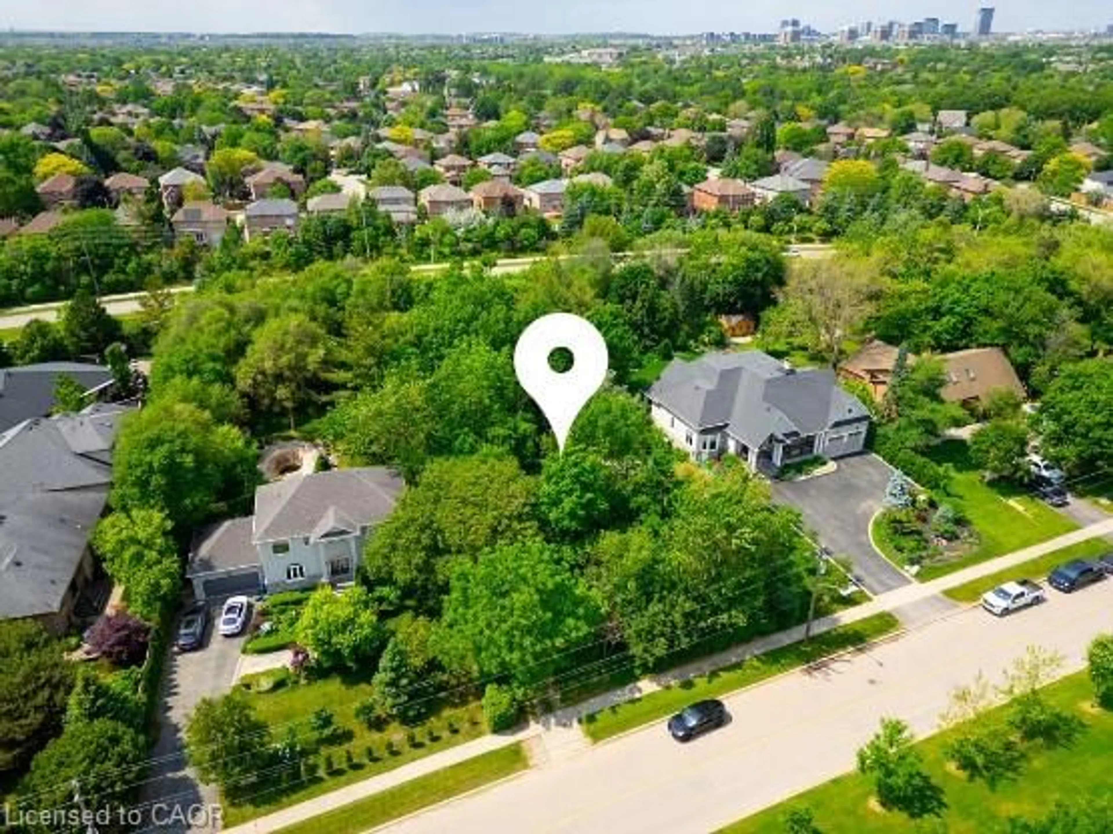 A pic from outside/outdoor area/front of a property/back of a property/a pic from drone, street for 183 Old Upper Middle Rd, Oakville Ontario L6H 1M2
