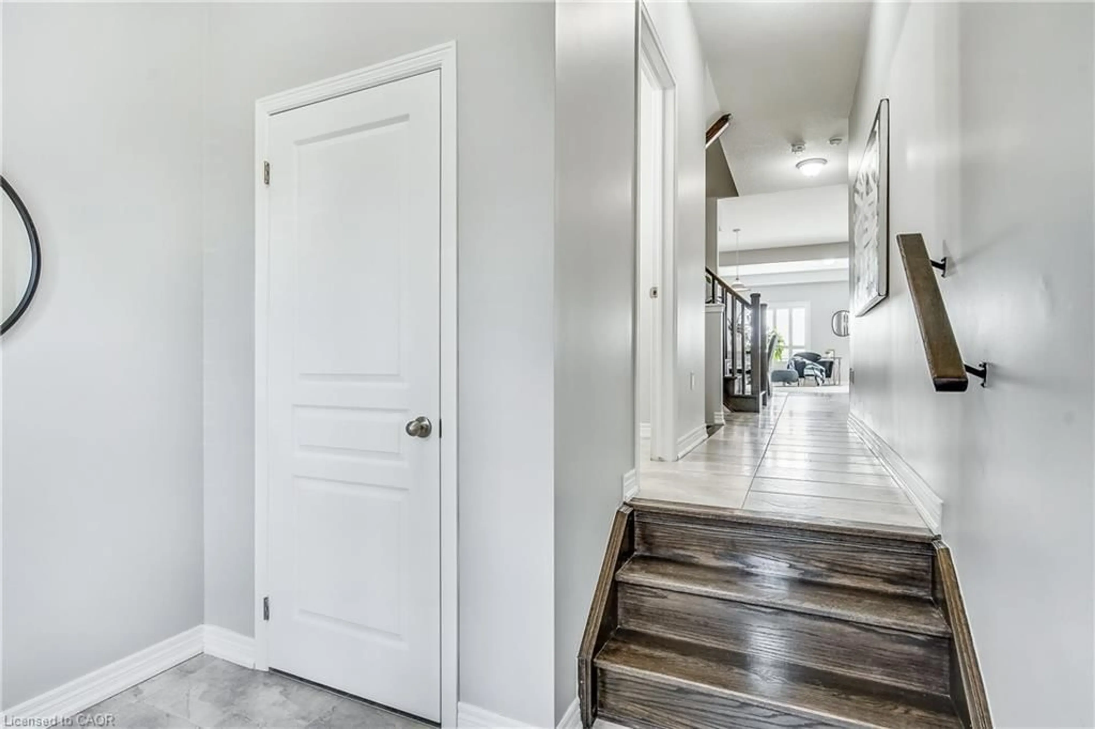 Indoor entryway for 163 Lormont Blvd, Stoney Creek Ontario L8J 0K2