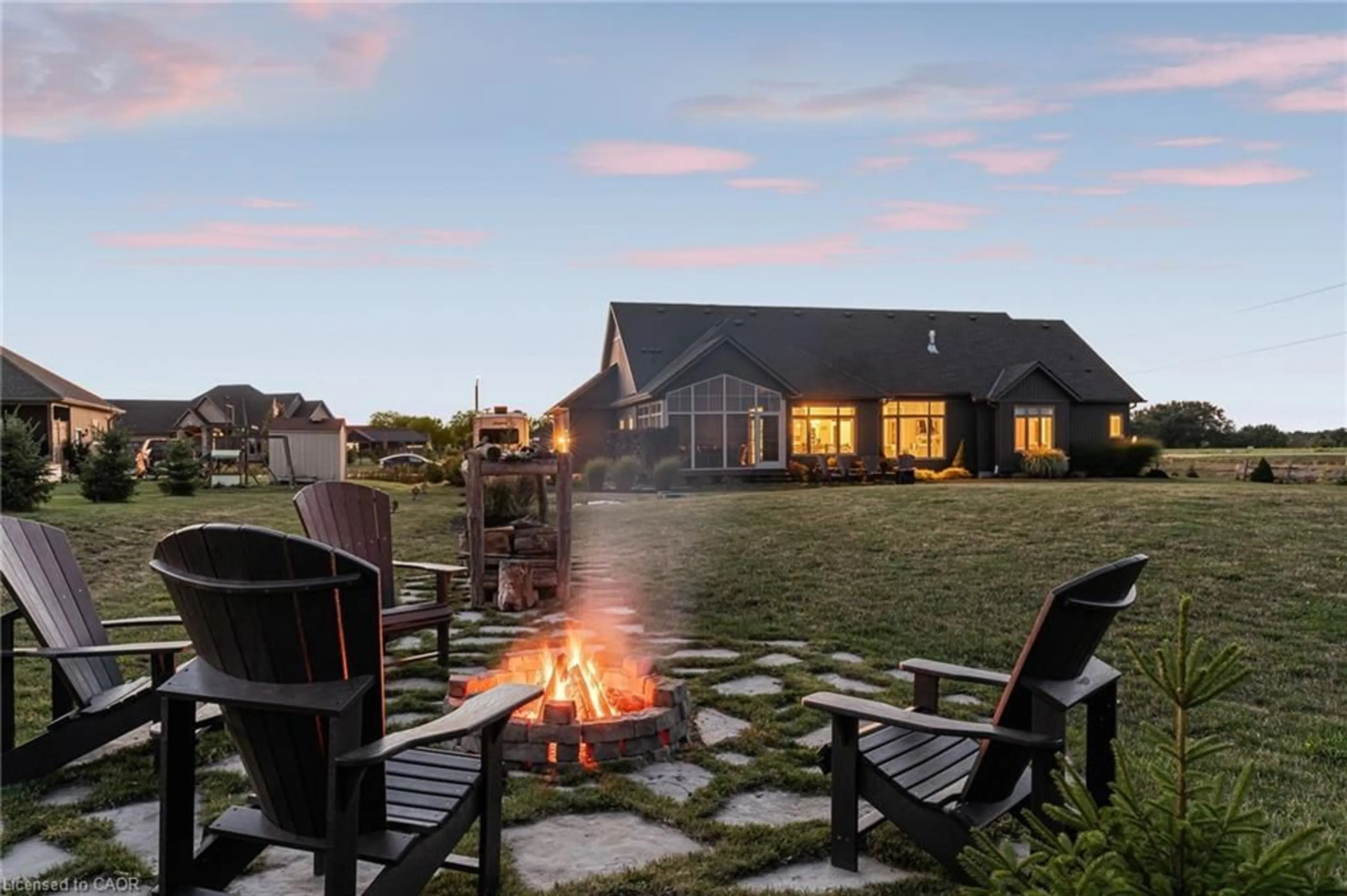 Patio, mountain view for 3 Silverthorne Crt, Dunnville Ontario N1A 2W2
