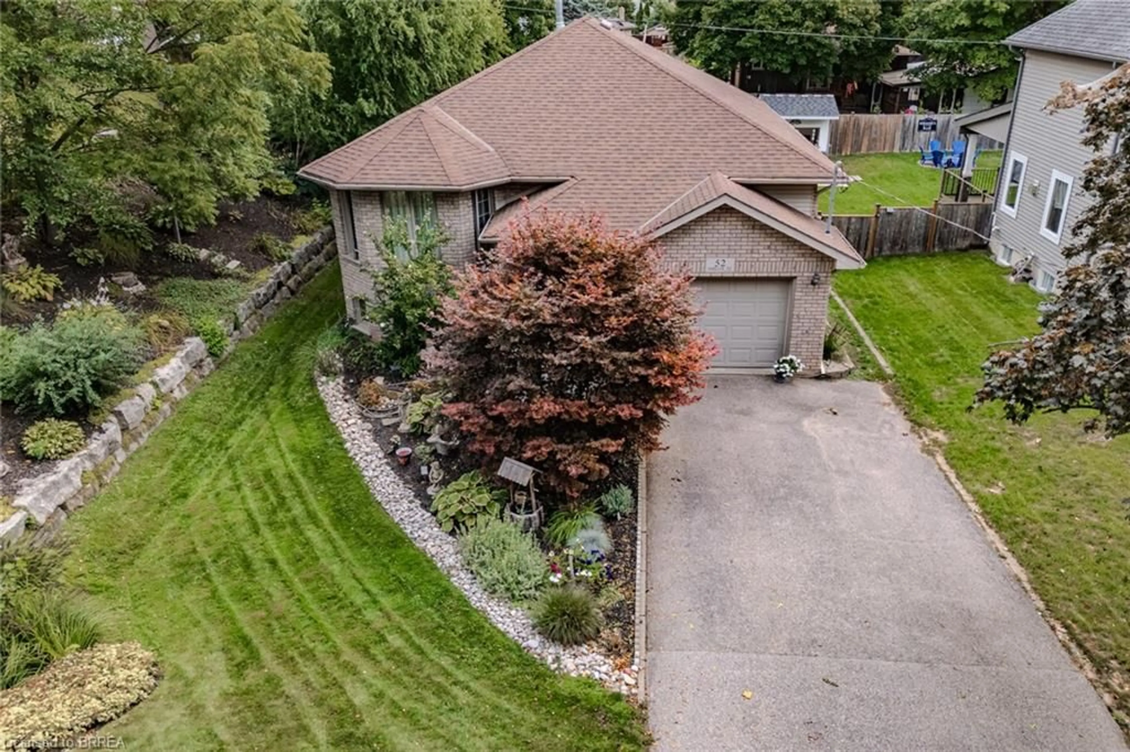 A pic from outside/outdoor area/front of a property/back of a property/a pic from drone, street for 52 Amelia St, Paris Ontario N3L 1Z6
