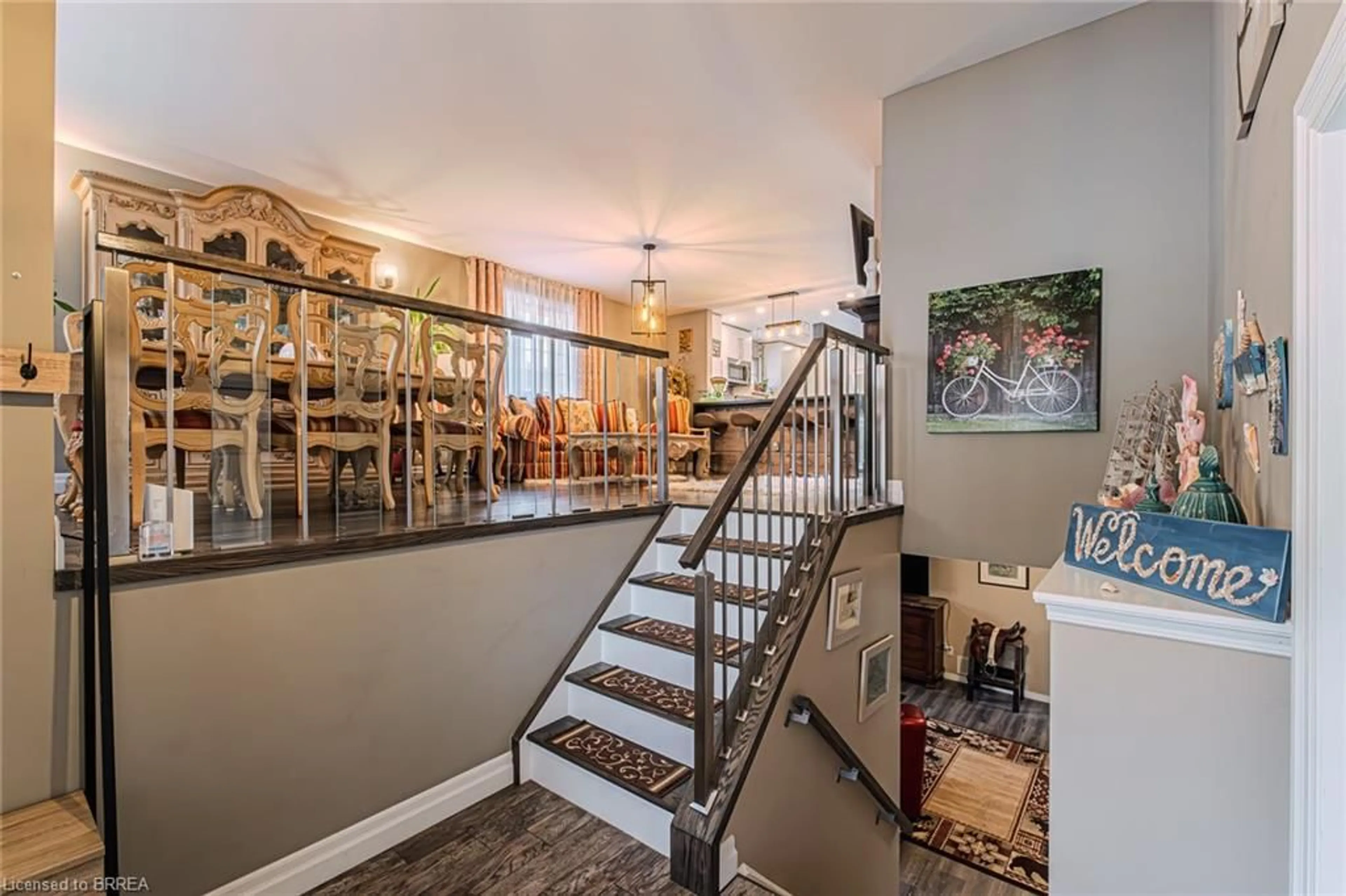 Indoor foyer for 52 Amelia St, Paris Ontario N3L 1Z6