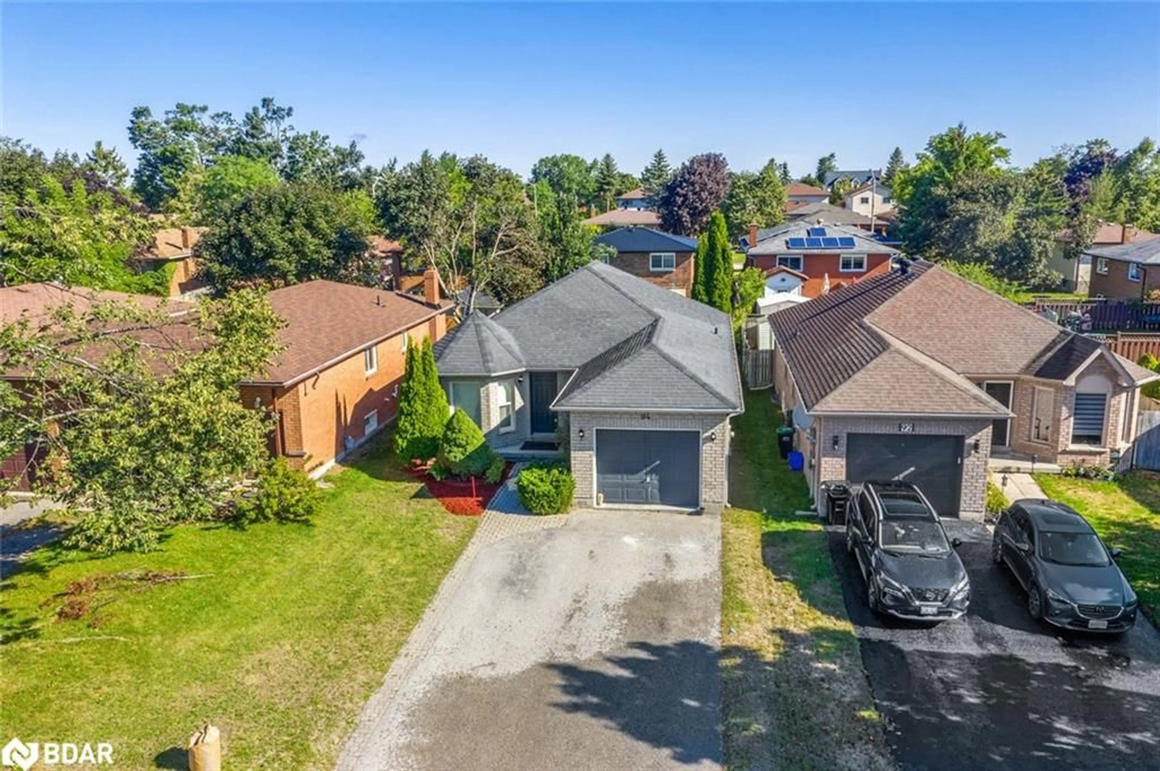 A pic from outside/outdoor area/front of a property/back of a property/a pic from drone, street for 94 Buchanan St, Barrie Ontario L4M 6B7