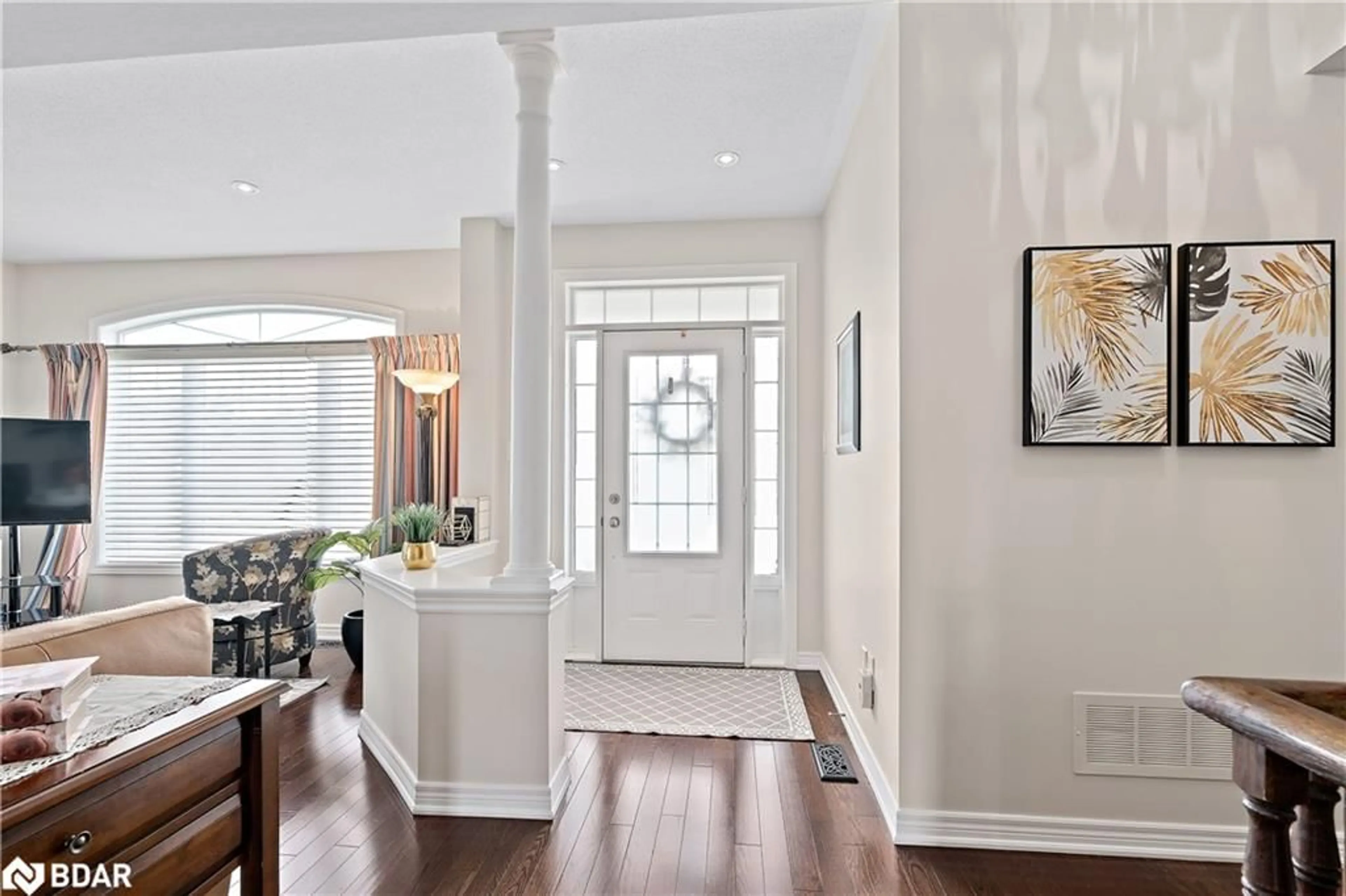 Indoor entryway for 48 Garrison Sq, Georgetown Ontario L7G 0B9