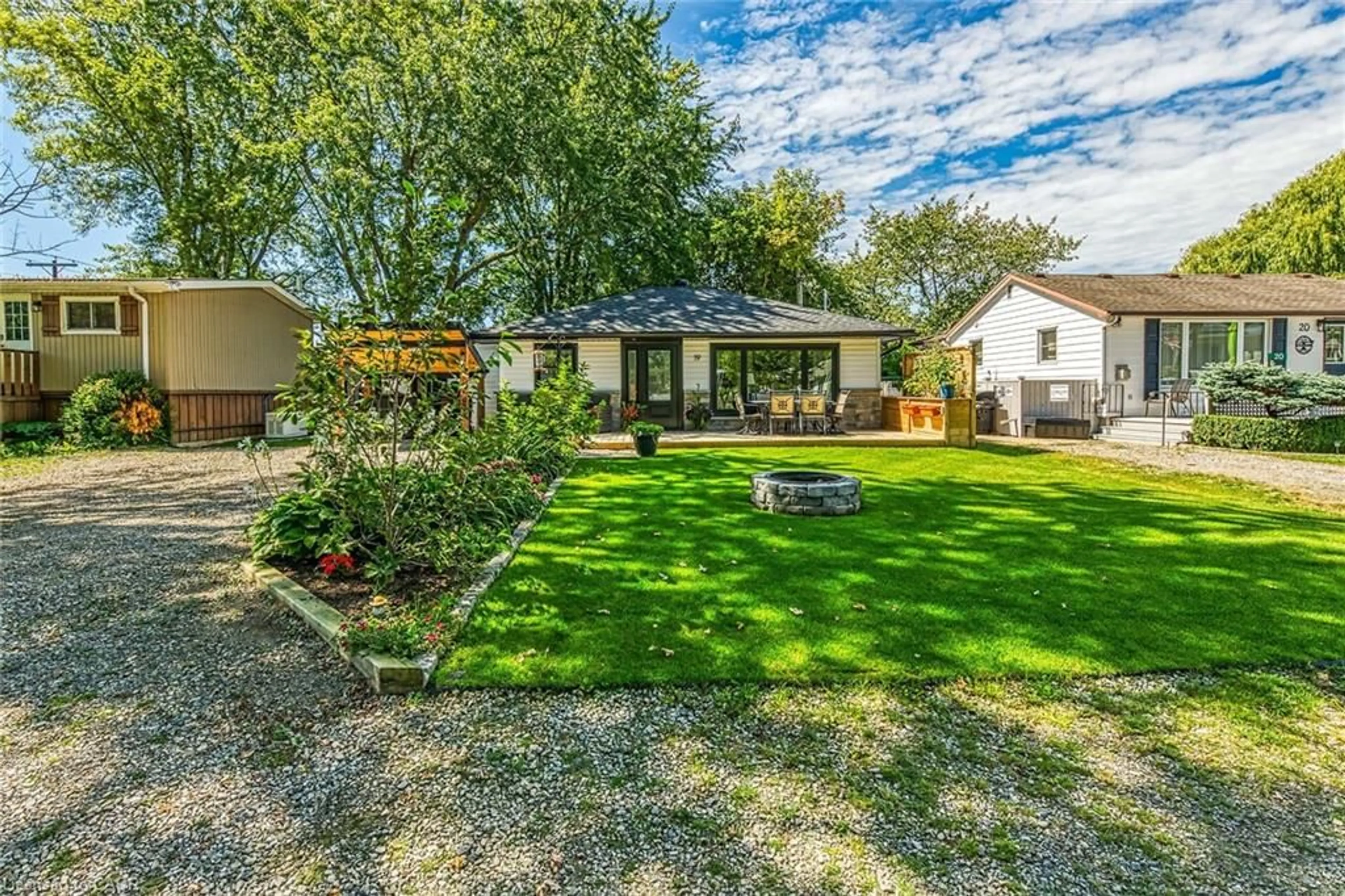 A pic from outside/outdoor area/front of a property/back of a property/a pic from drone, street for 19 3rd St, Selkirk Ontario N0A 1P0